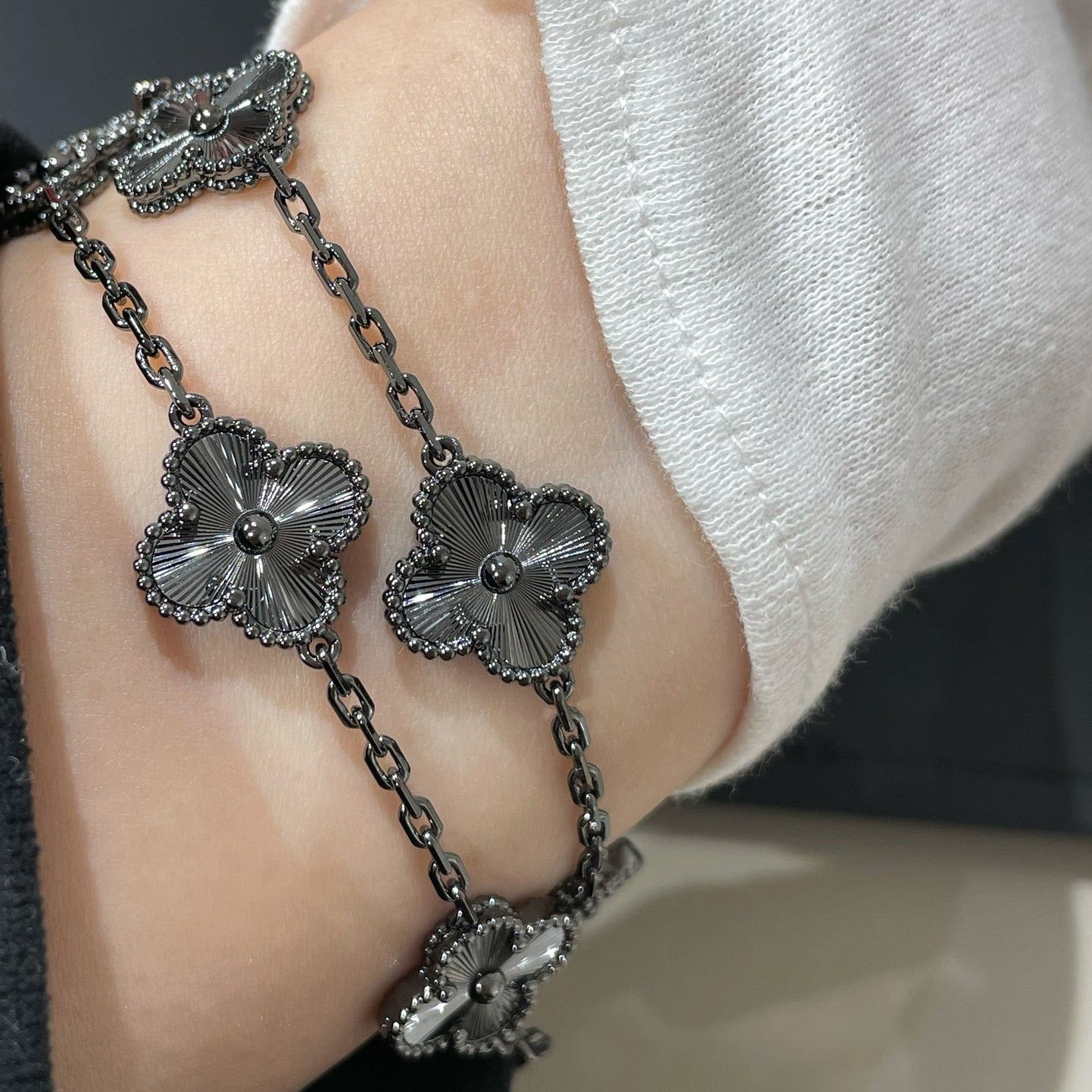 CLOVER 5 MOTIF BLACK BRACELET