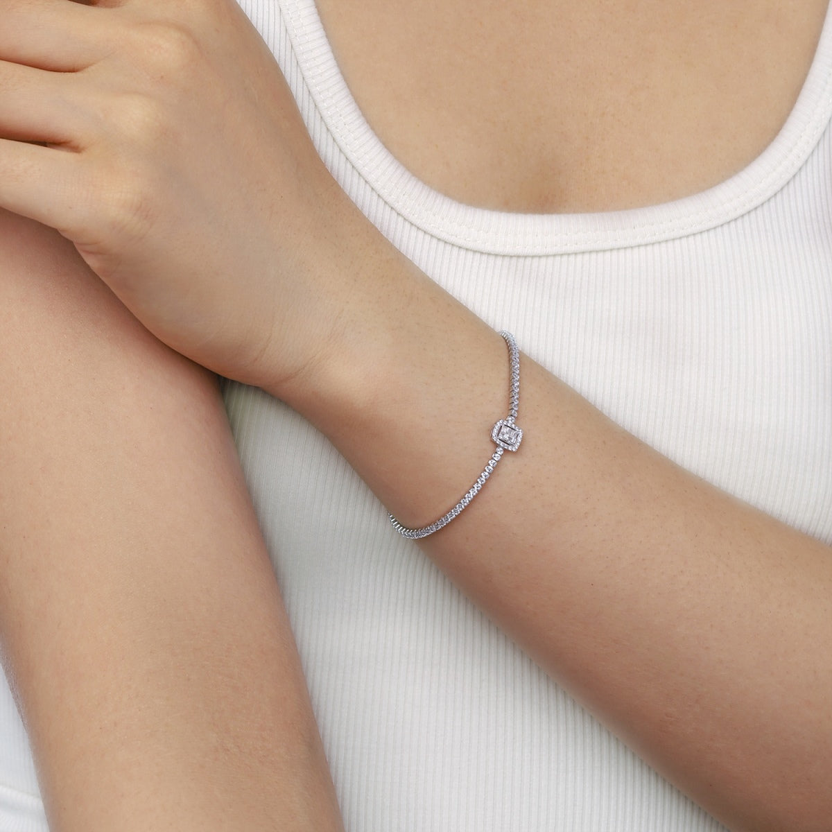 [HOT]Luxurious Dazzling Square Shape Banquet Bracelet