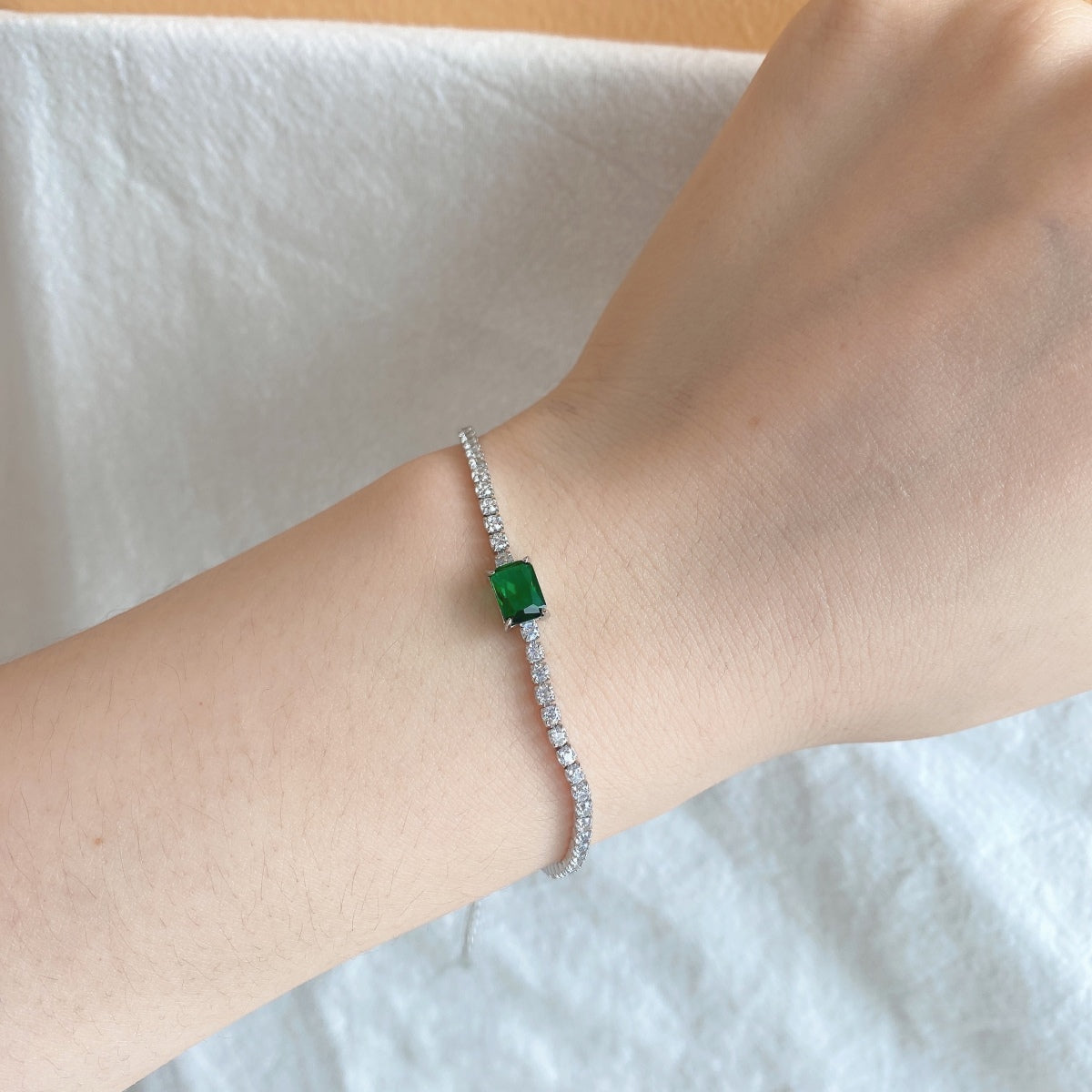 [HOT]1.0 Carat Unique Emerald Cut Banquet Bracelet