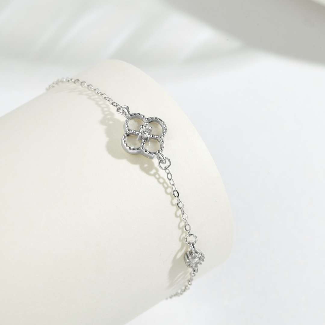 [HOT]Delicate Four Leaf Clover Bracelet