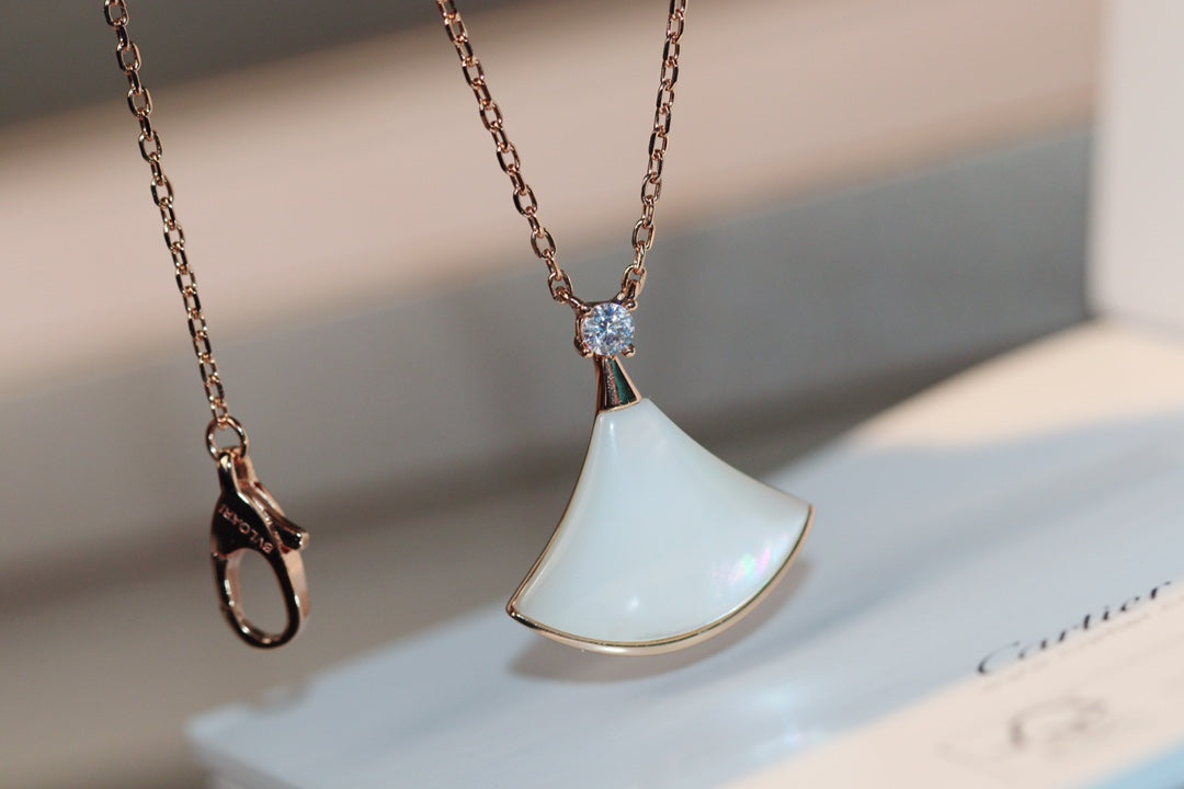 DREAM NECKLACE WHITE MOP ROSE GOLD 1 DIAMOND