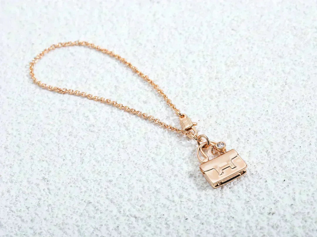 AMULETTE PEDANT ROSE GOLD NECKLACE