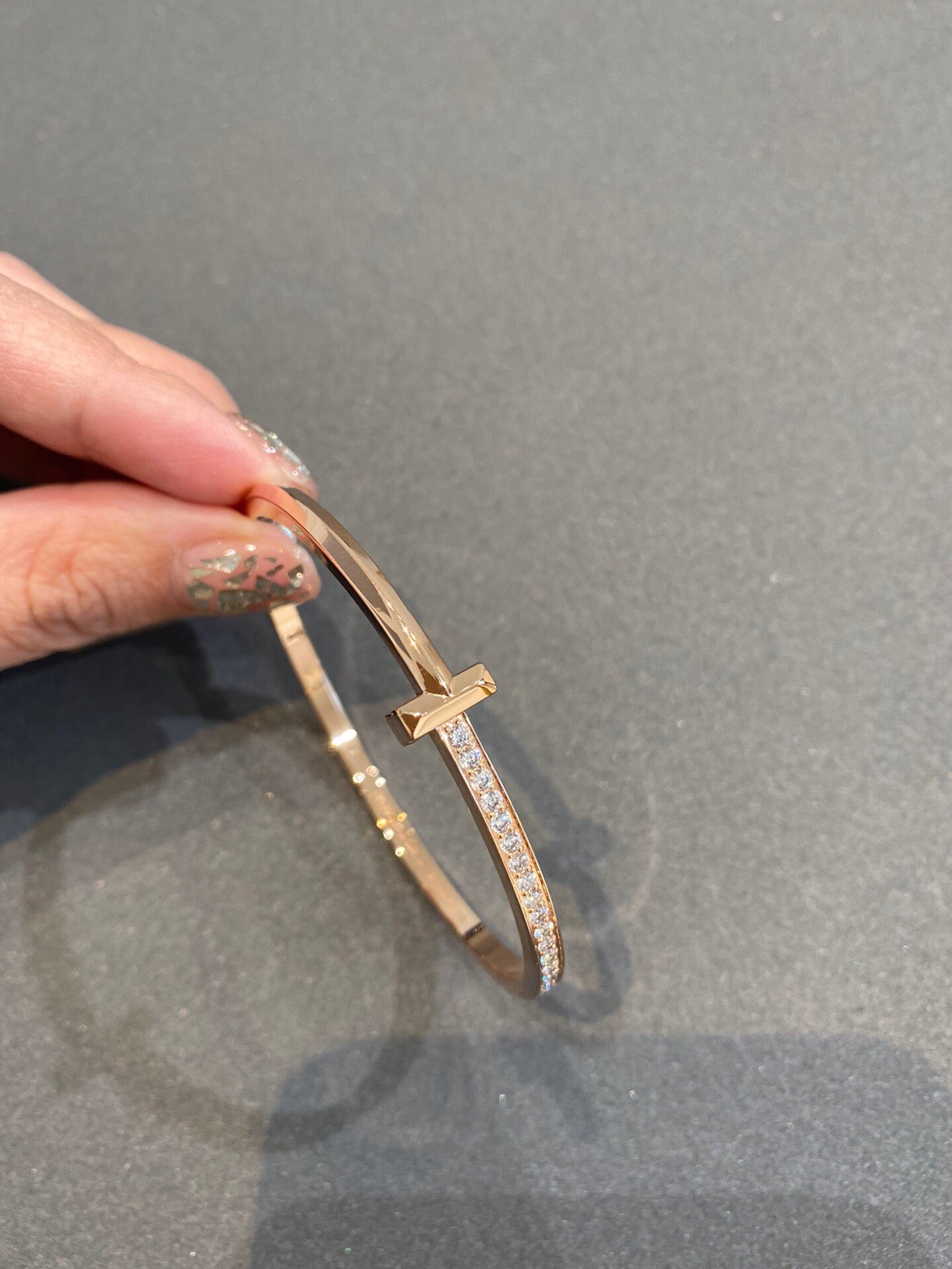 NARROW T1 HINGED BANGLE DIAMOND ROSE GOLD
