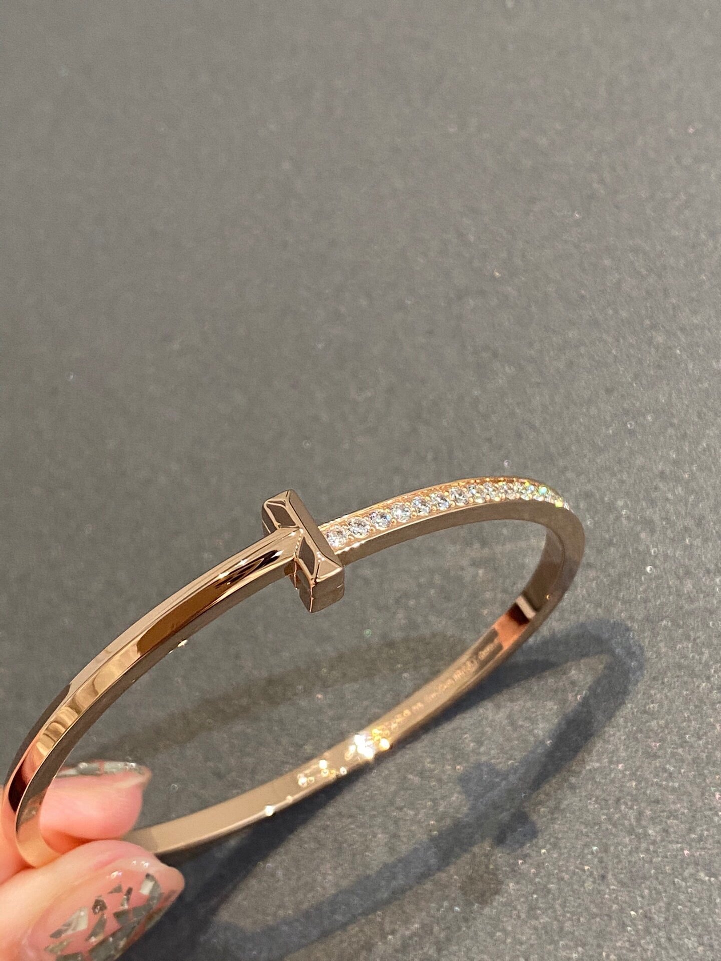 NARROW T1 HINGED BANGLE DIAMOND ROSE GOLD