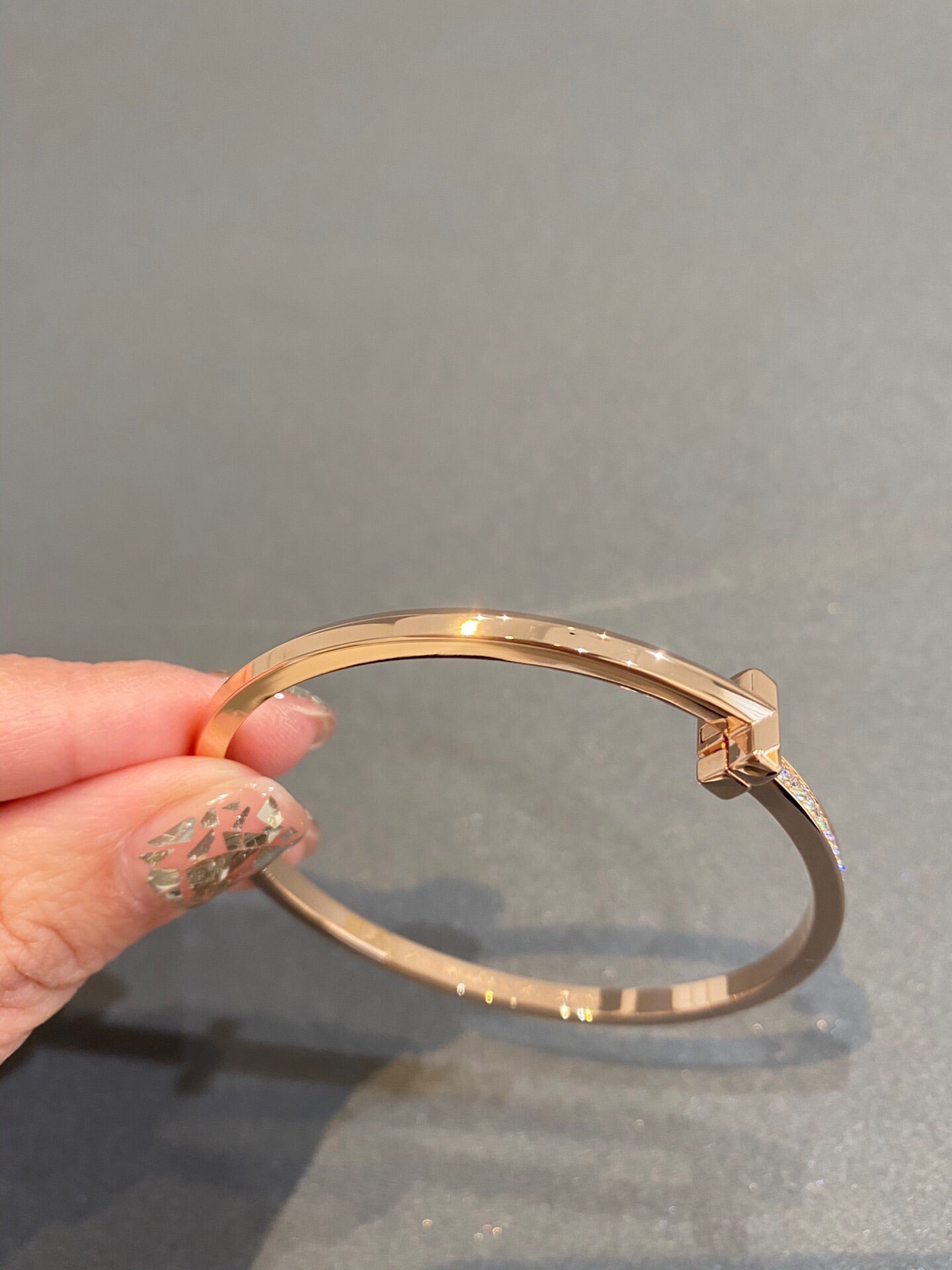 NARROW T1 HINGED BANGLE DIAMOND ROSE GOLD