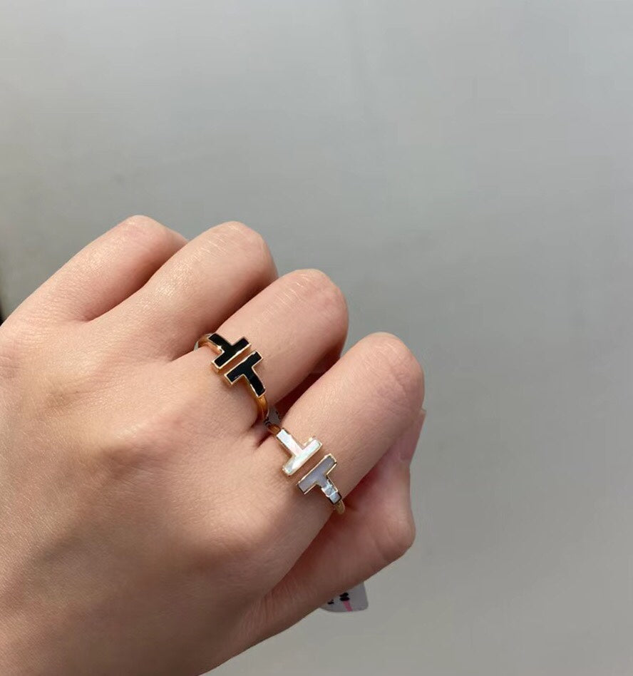 T SMALL ONYX ROSE GOLD RING