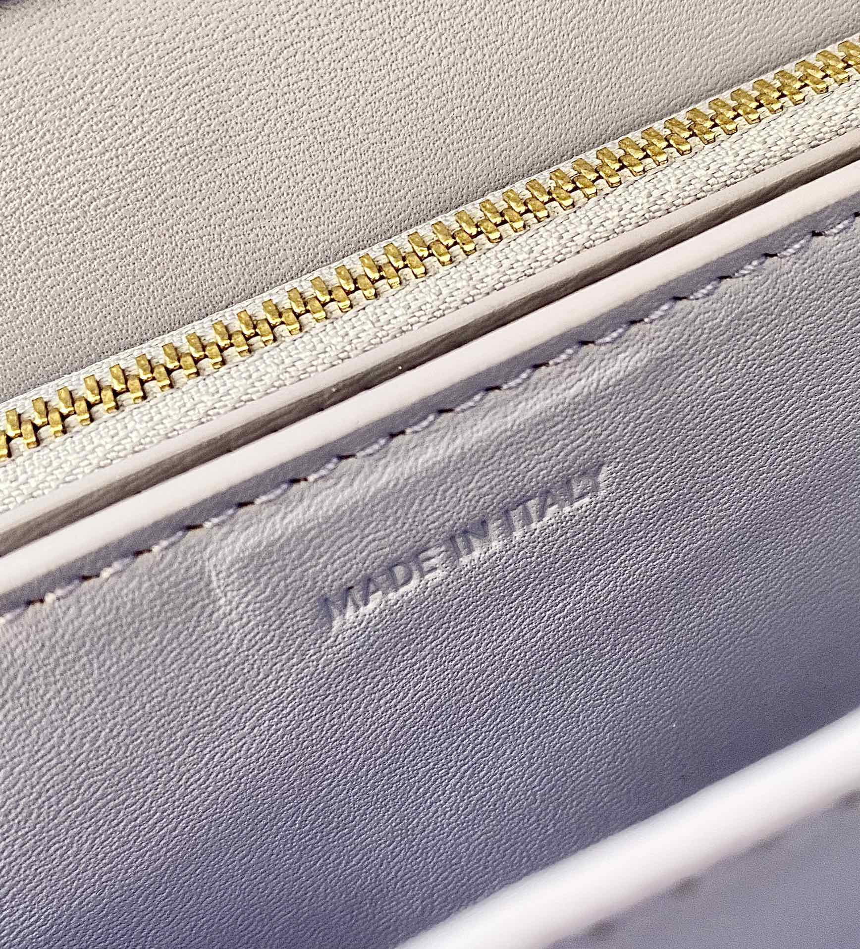CELINE MEDIUM CLASSIQUE BAG 24CM LIGHT PURPLE CALFSKIN