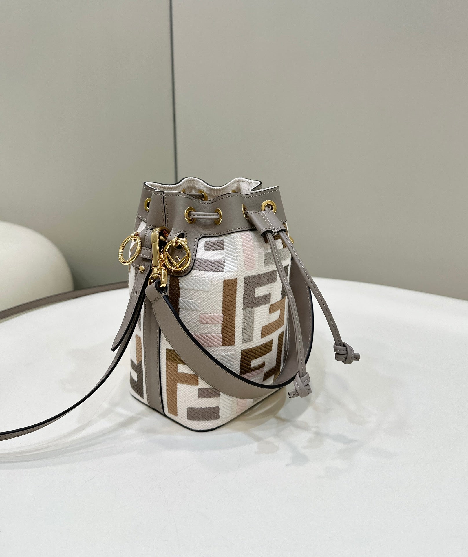 FF MON TRESOR BUCKET BAG 18CM GREY LEATHER FF MOTIF