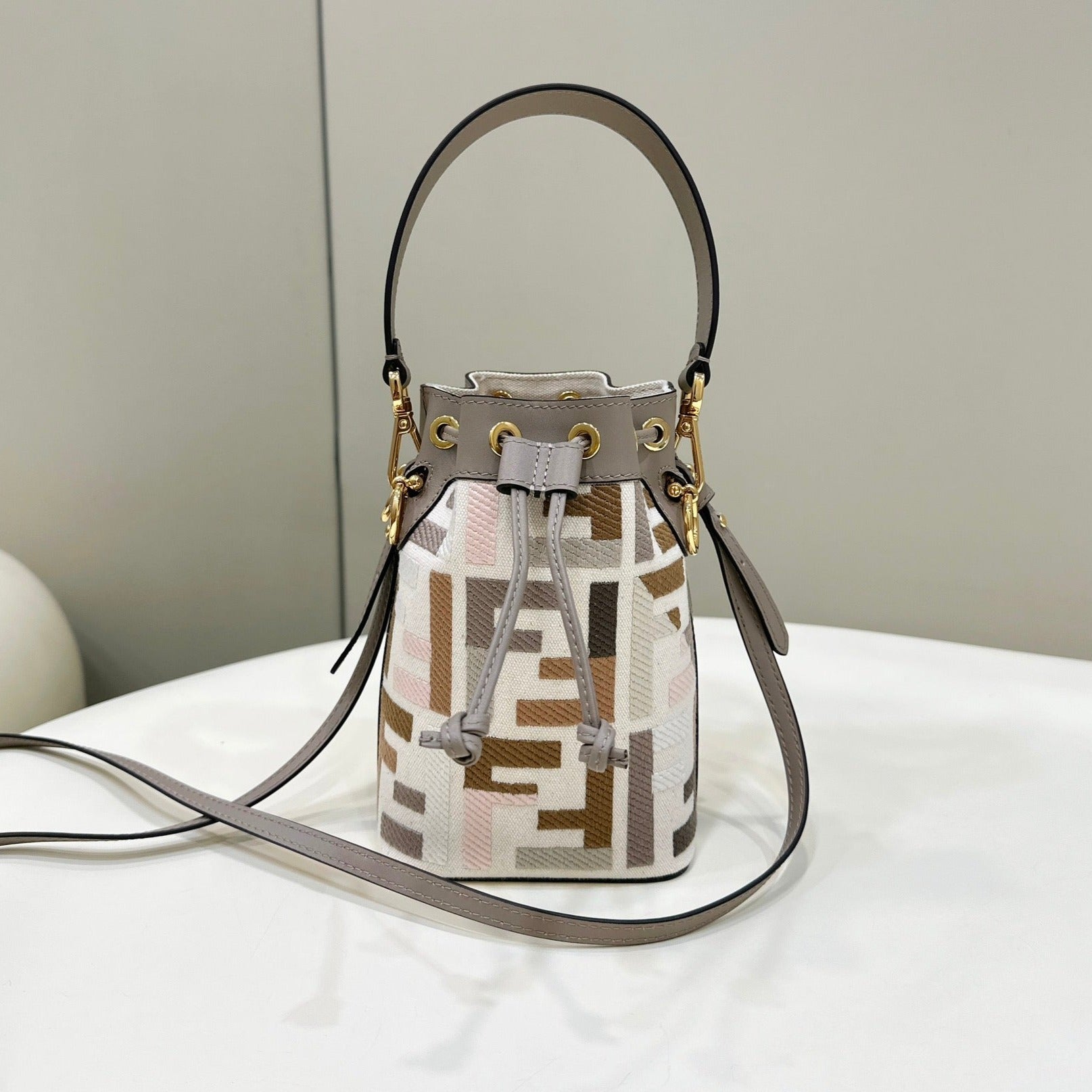 FF MON TRESOR BUCKET BAG 18CM GREY LEATHER FF MOTIF