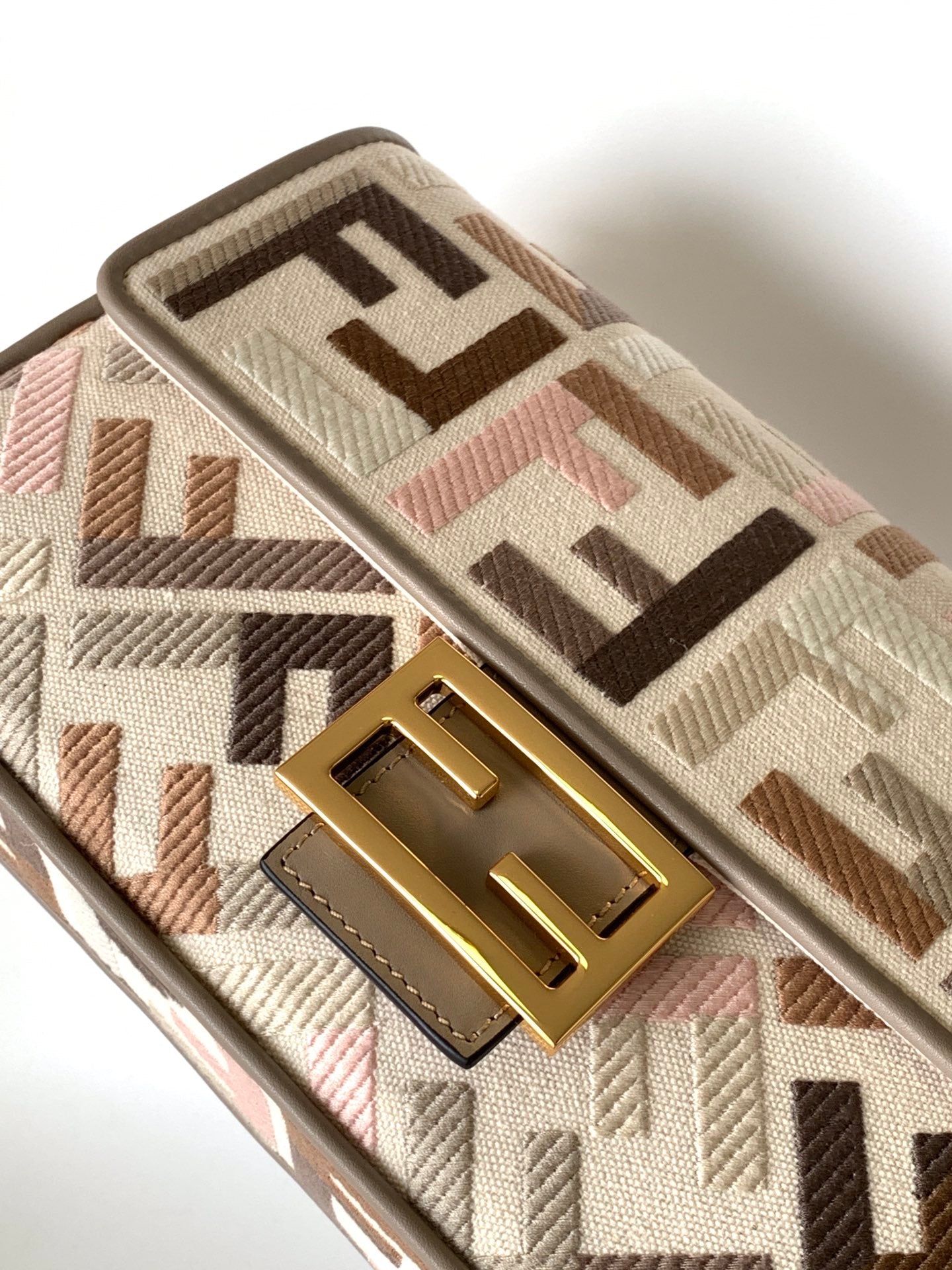 FEND BAGUETTE WHITE BROWN AND MULTICOLOUR CANVAS BAG 27 WITH FF EMBROIDERY GHW