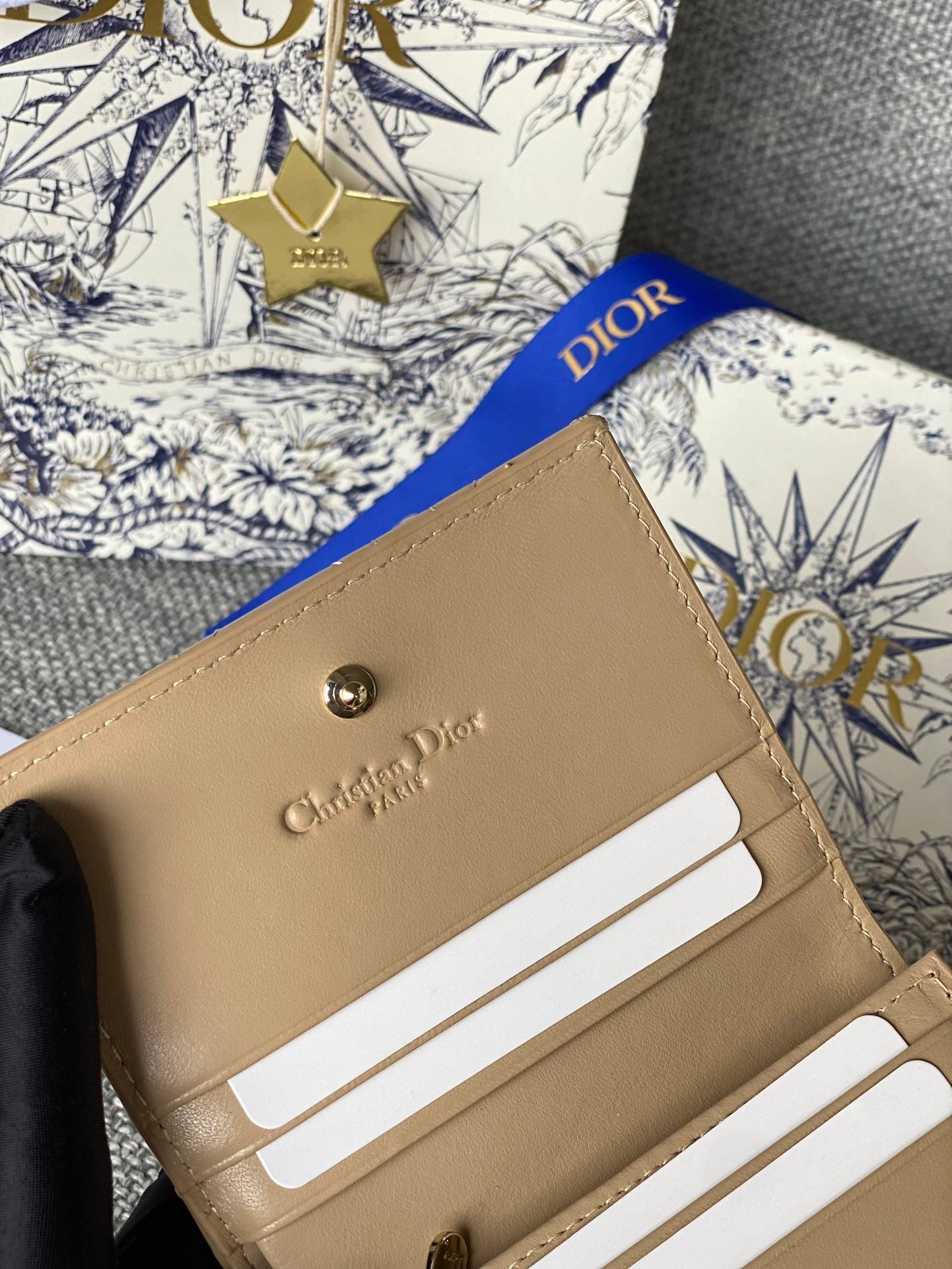 CD CARO 11CM COMPACT WALLET SHINY BEIGE CALFSKIN