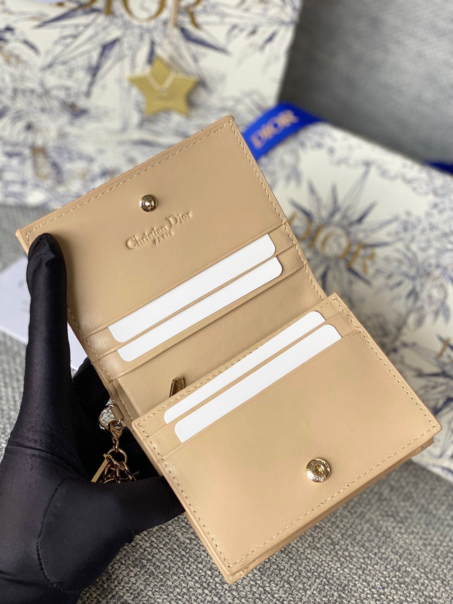 CD CARO 11CM COMPACT WALLET SHINY BEIGE CALFSKIN