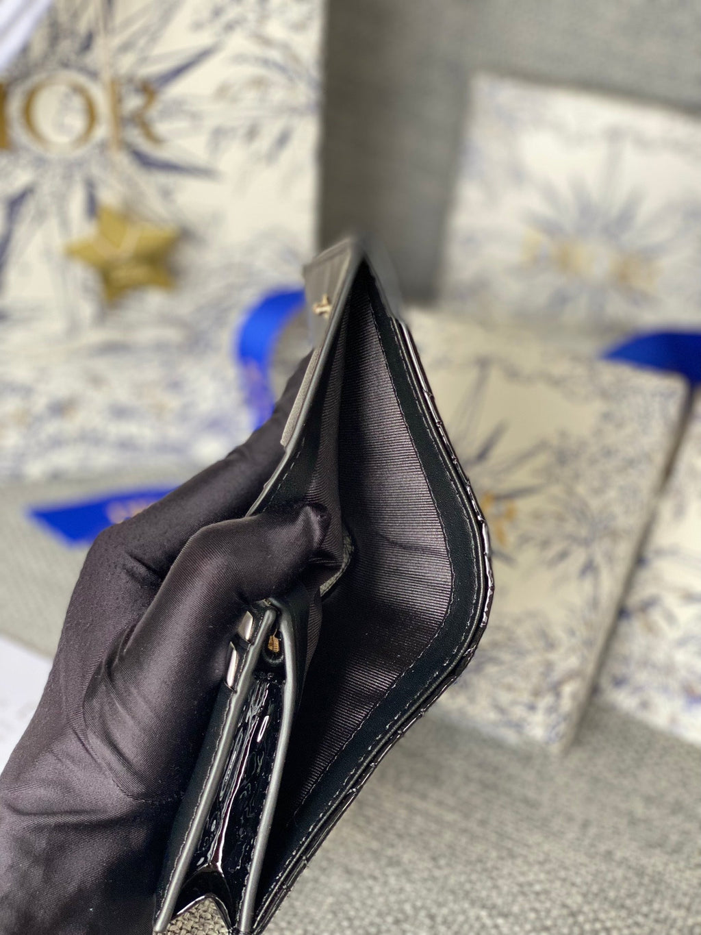 CD CARO 11CM COMPACT WALLET SHINY BLACK CALFSKIN
