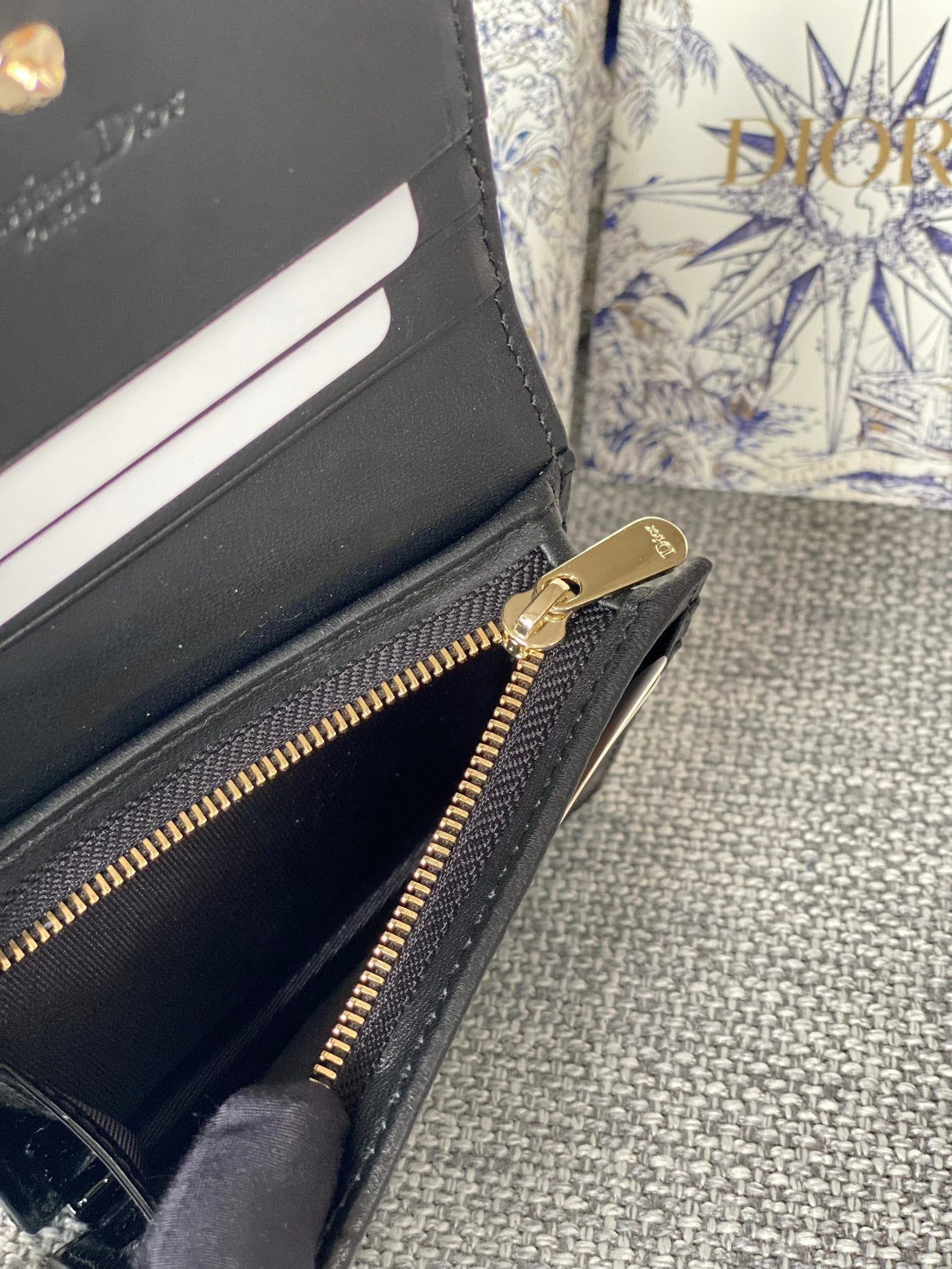 CD CARO 11CM COMPACT WALLET SHINY BLACK CALFSKIN