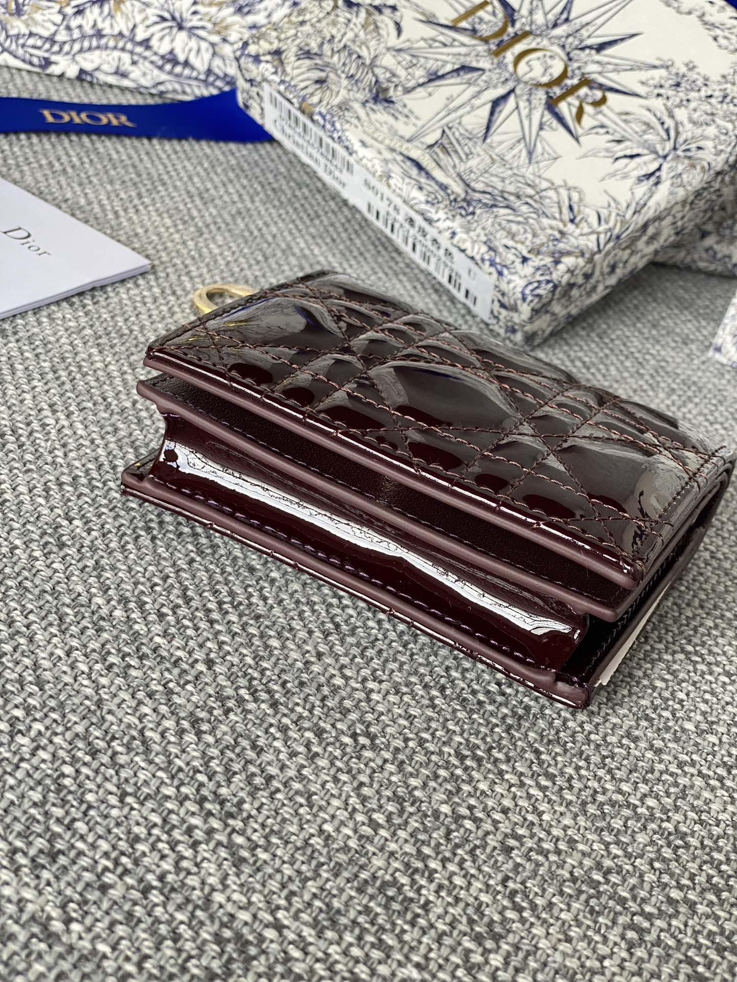 CD CARO 11CM COMPACT WALLET SHINY BURGUNDY CALFSKIN