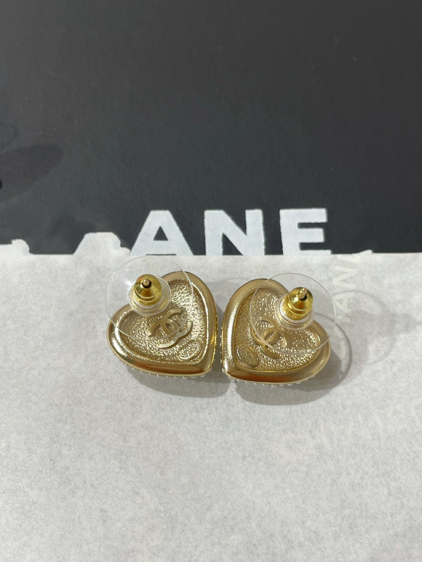 CC HEART DIAMOND PAVED MOP STUD EARRINGS