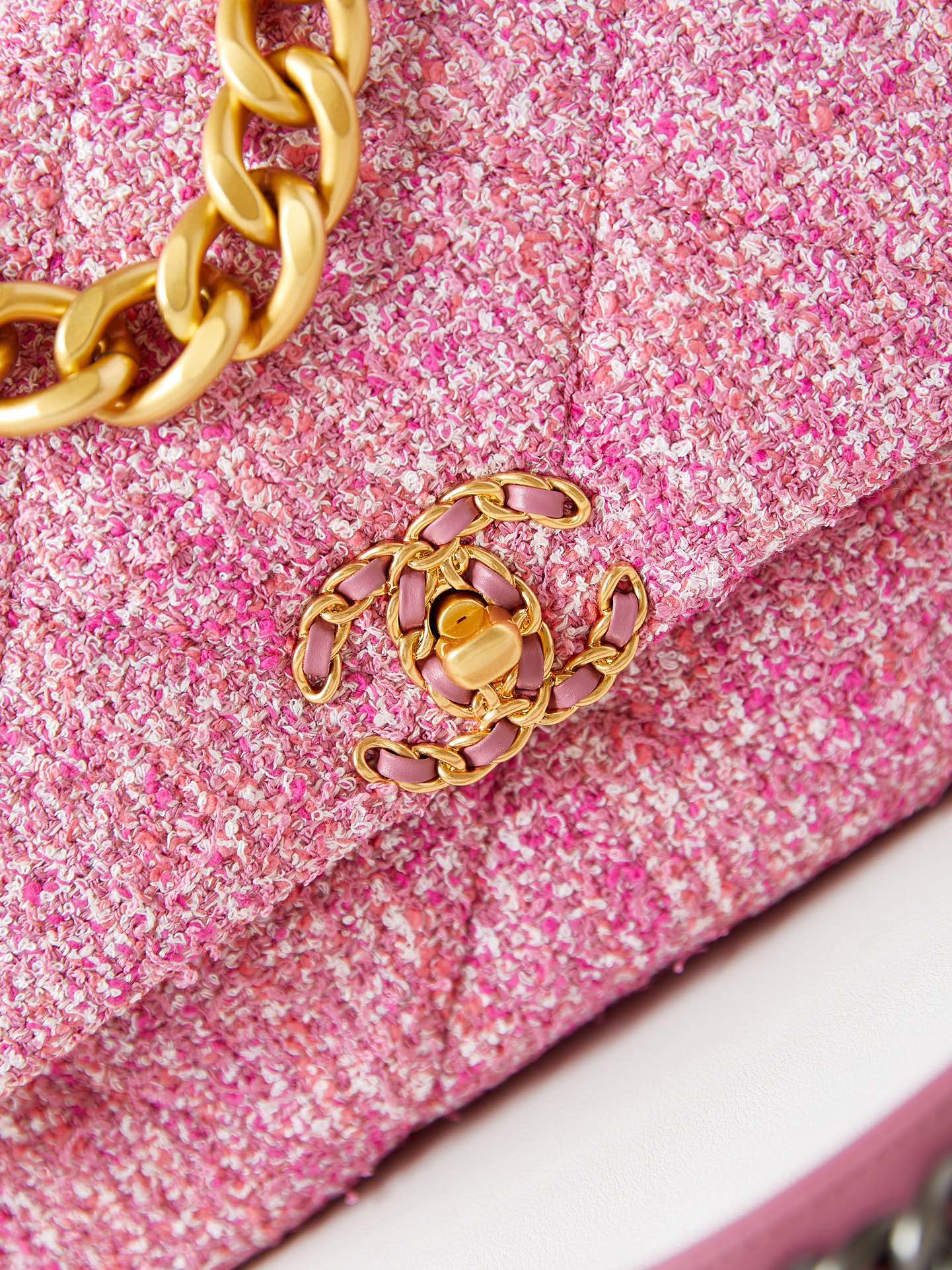 19 FLAP BAG 26 PINK TWEED GOLD HARDWARE