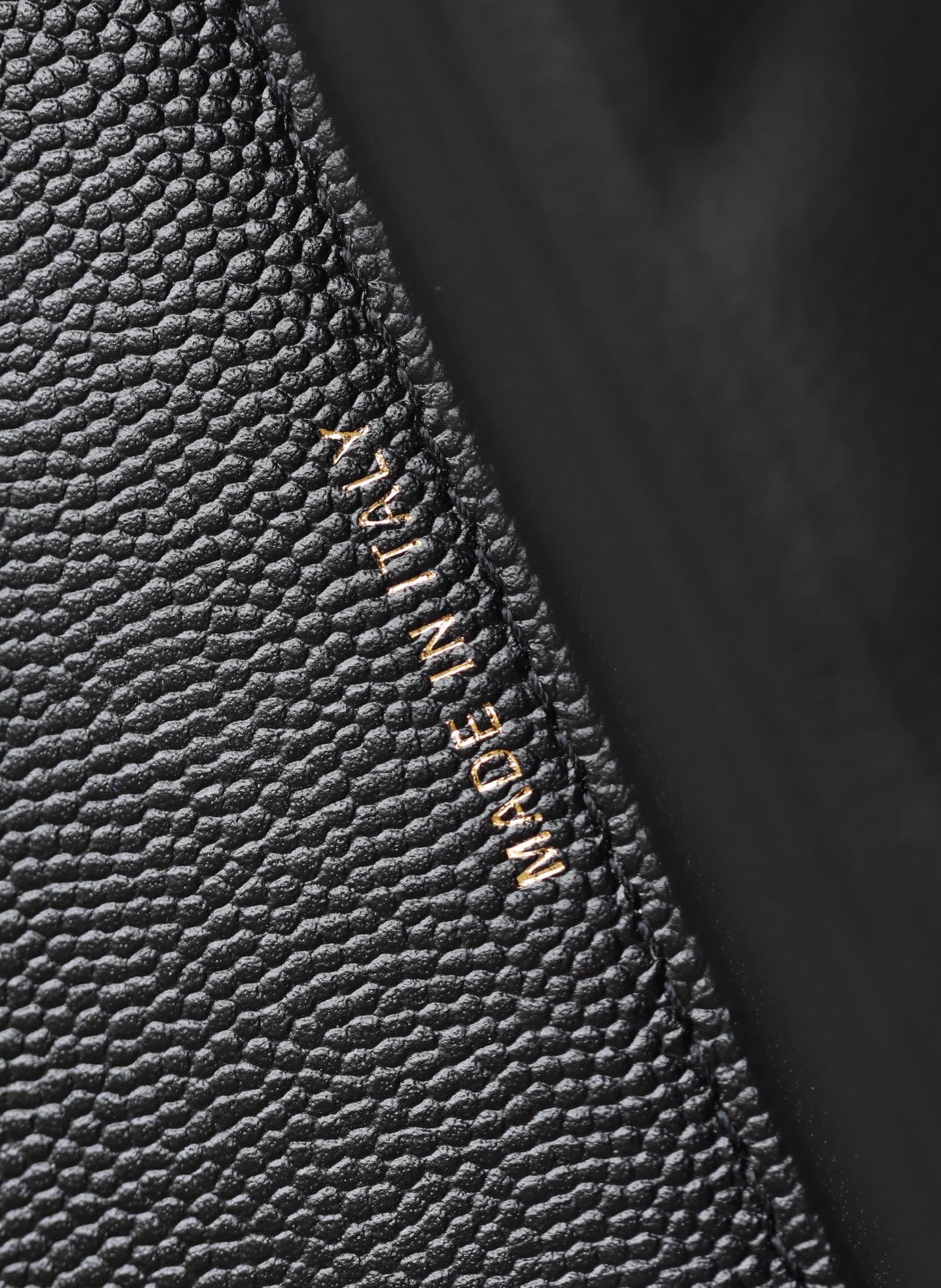 25C FLAP BAG WITH TOP HANDLE 18CM BLACK GRAINED CALFSKIN