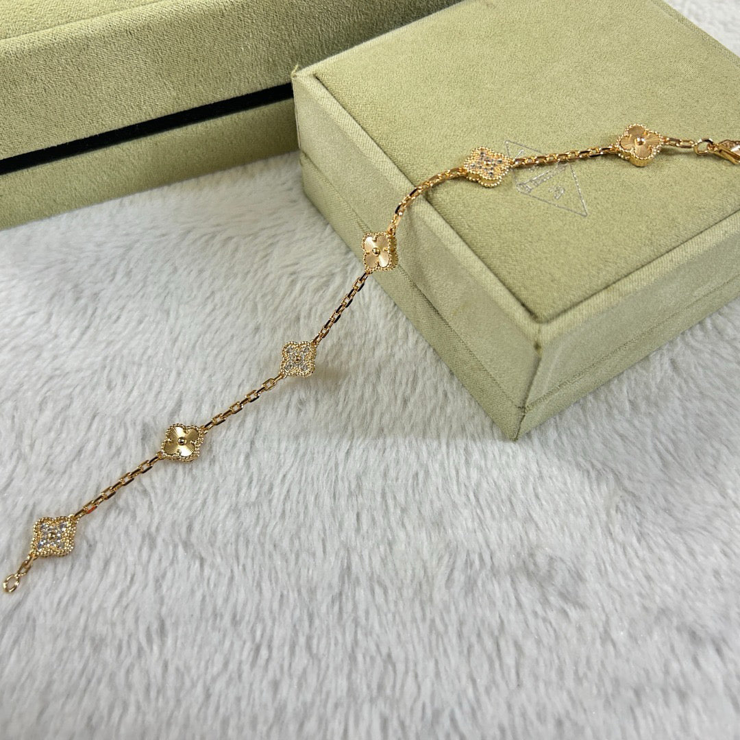 CLOVER 6 MOTIF DIAMOND LASER BRACELET