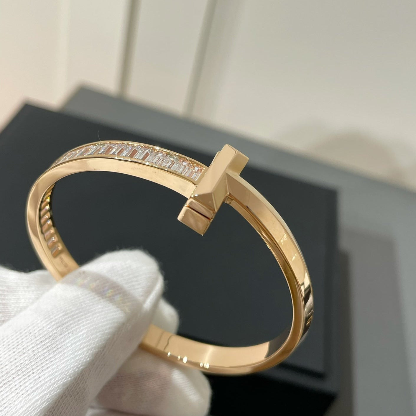 WIDE HINGED BANGLE ROSE GOLD WITH BAGUETTE DIAMONDS