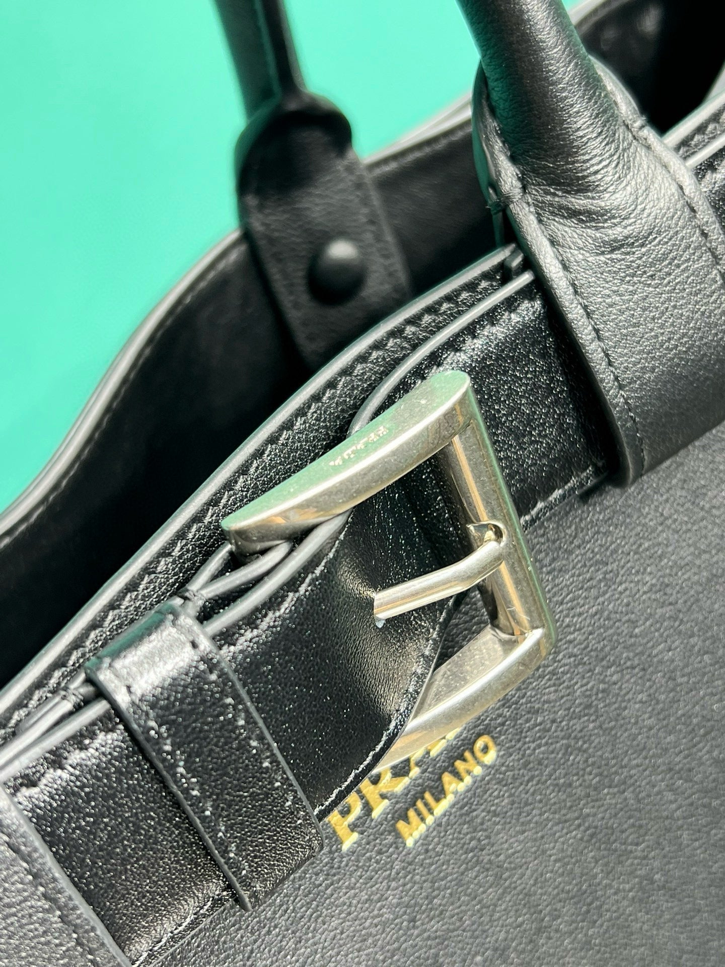 PRA BUCKLE MEDIUM 35CM BLACK CALFSKIN GOLD HARDWARE