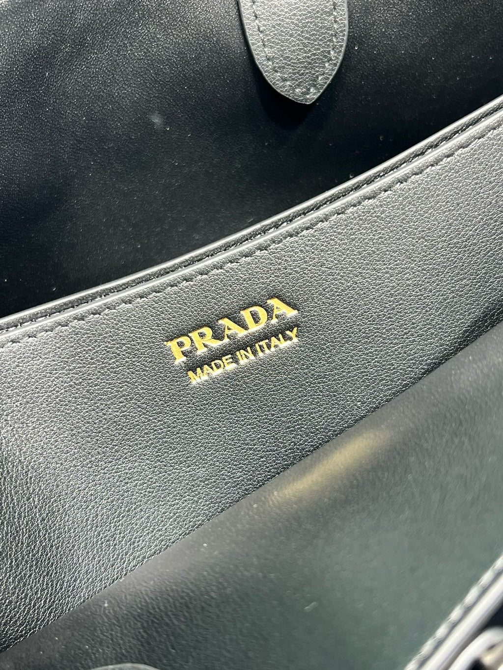PRA BUCKLE MEDIUM 35CM BLACK CALFSKIN GOLD HARDWARE