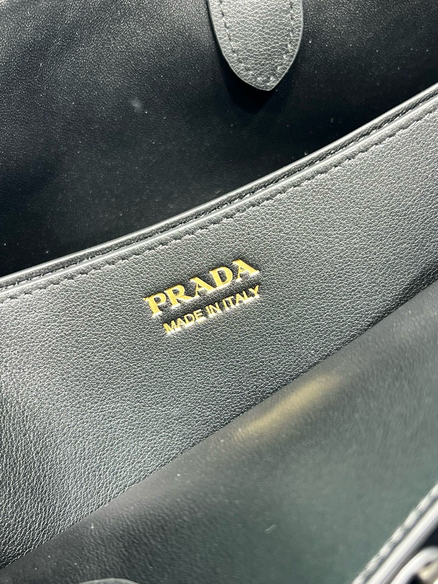 PRA BUCKLE MEDIUM 35CM BLACK CALFSKIN GOLD HARDWARE