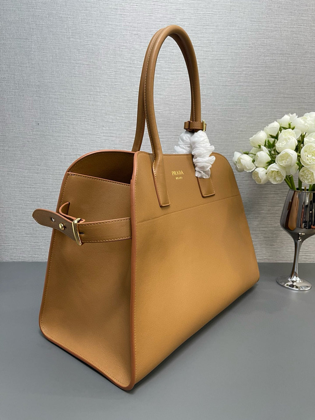 PRA TOTE BAG WITH BUCKLE CARAMEL CALFKIN