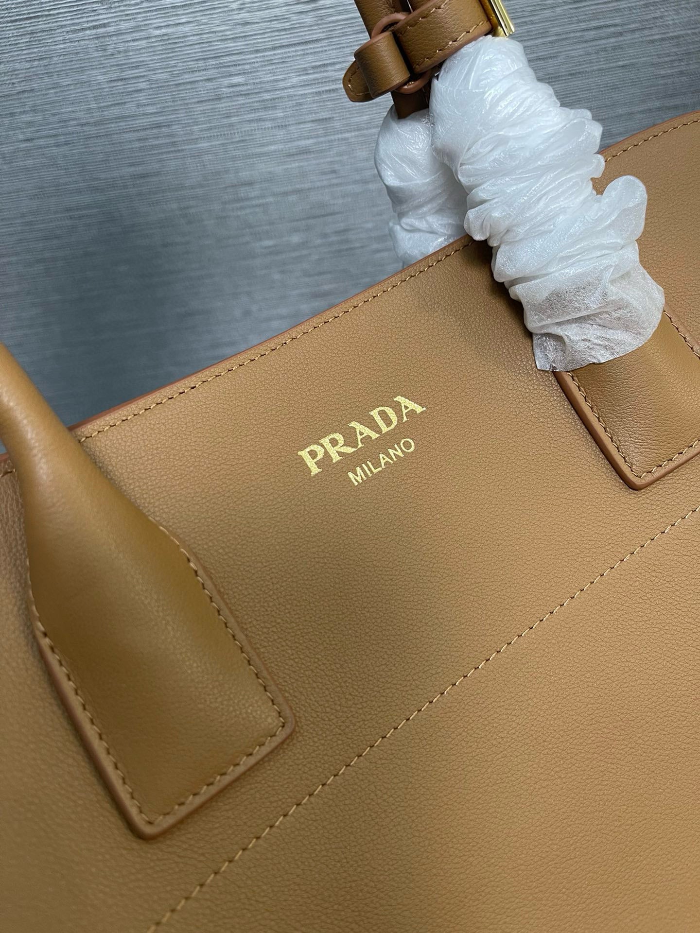 PRA TOTE BAG WITH BUCKLE CARAMEL CALFKIN