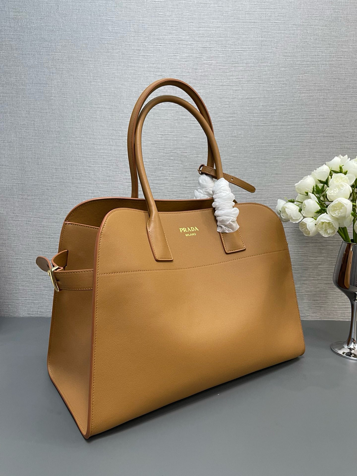 PRA TOTE BAG WITH BUCKLE CARAMEL CALFKIN