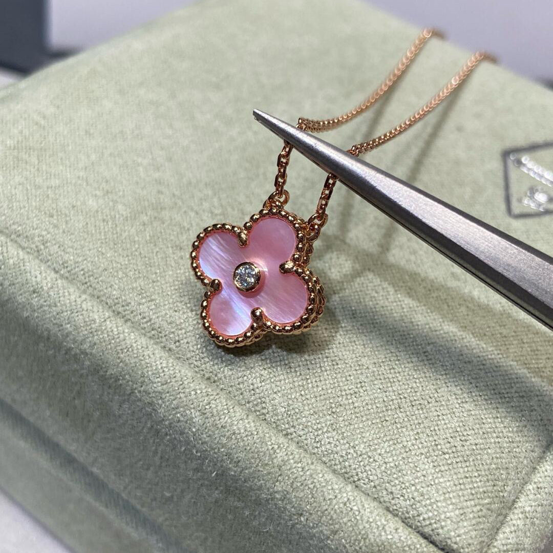 CLOVER 15MM DIAMOND PINK MOP NECKLACE
