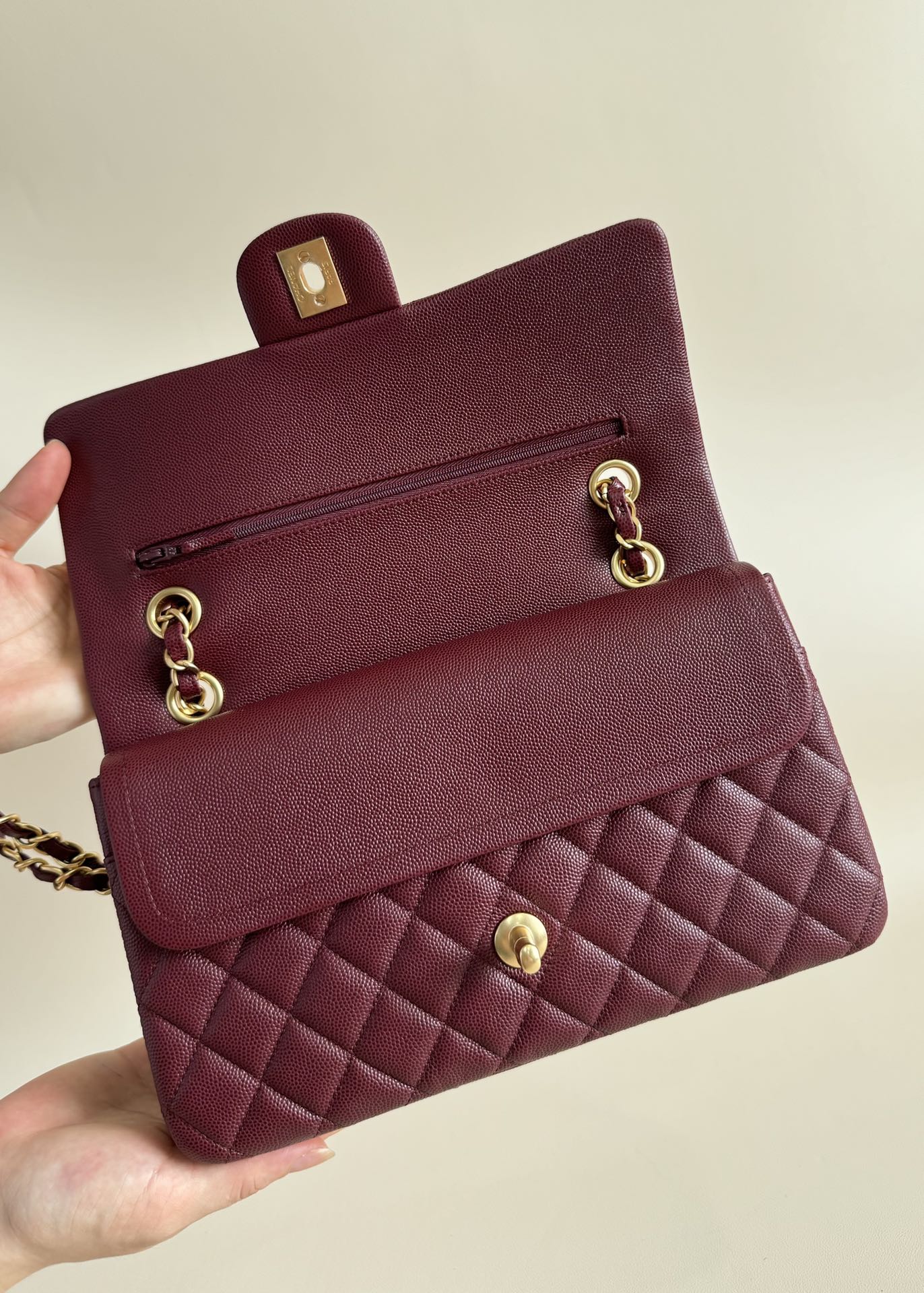 FLAP BAG MEDIUM 25 BURGUNDY CAVIAR GOLD HARDWARE