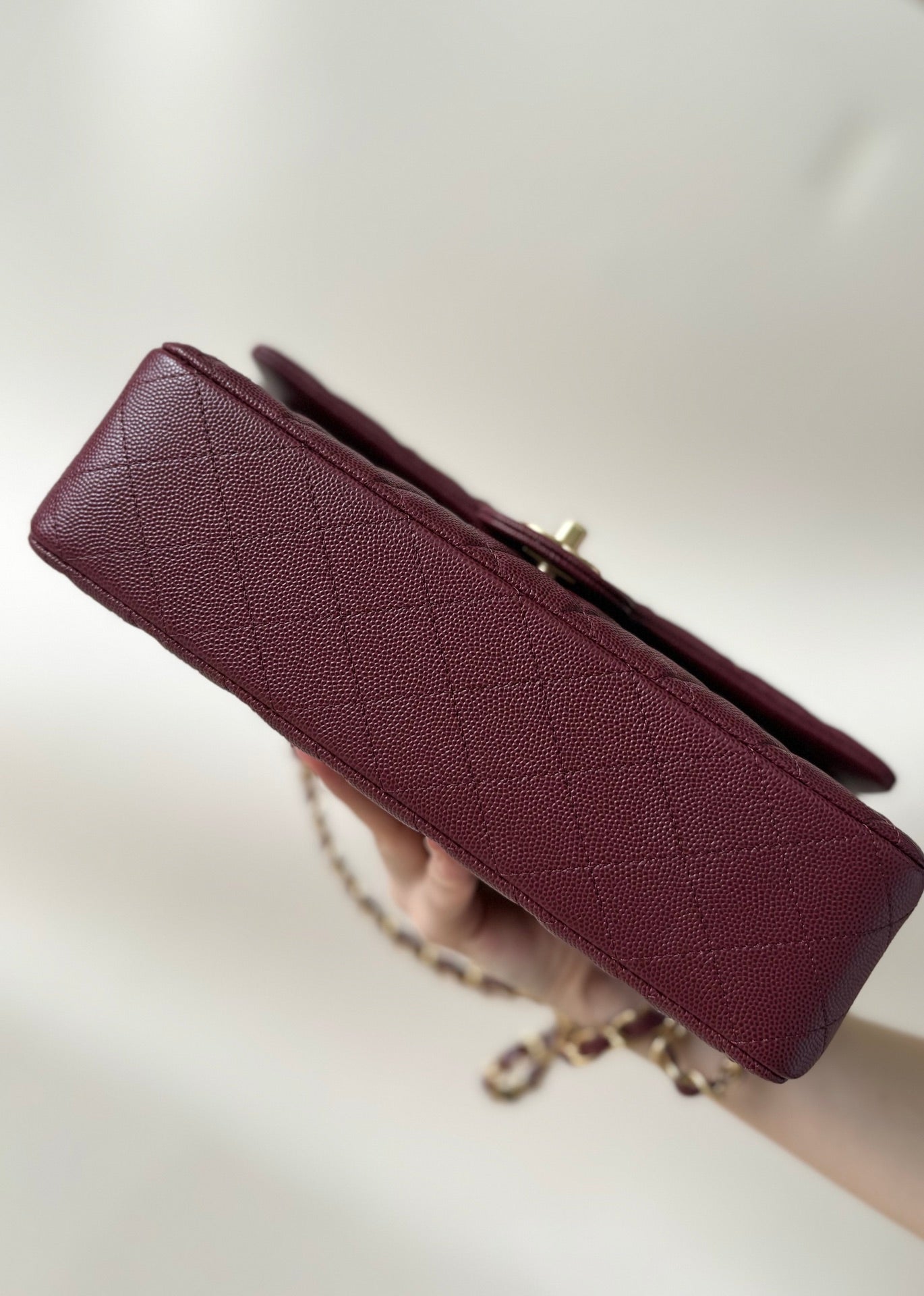 FLAP BAG MEDIUM 25 BURGUNDY CAVIAR GOLD HARDWARE