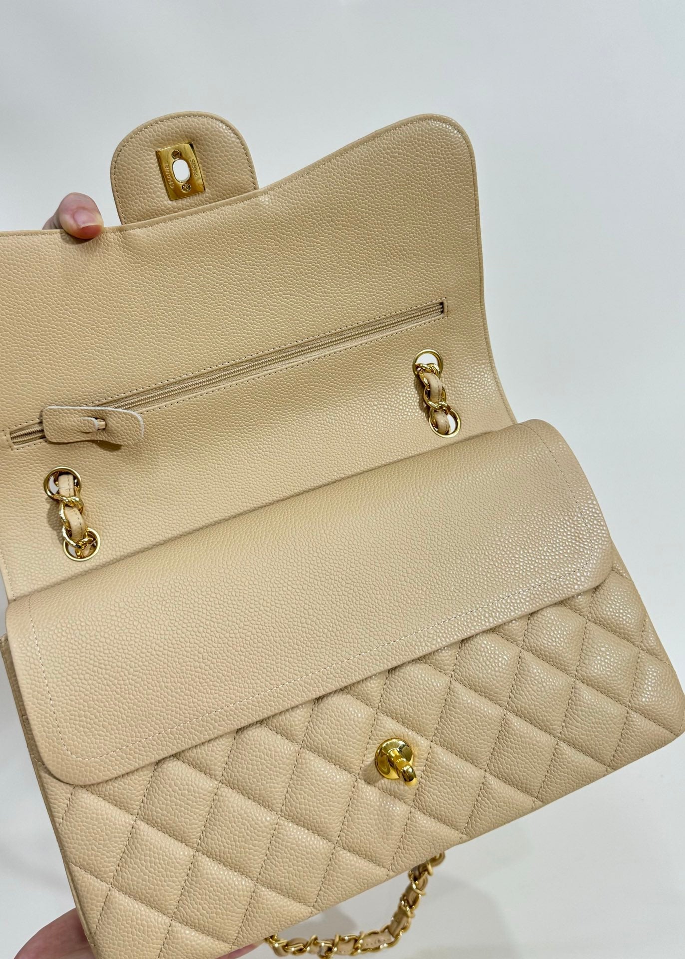 FLAP BAG MEDIUM 25 BEIGE CAVIAR GOLD HARDWARE