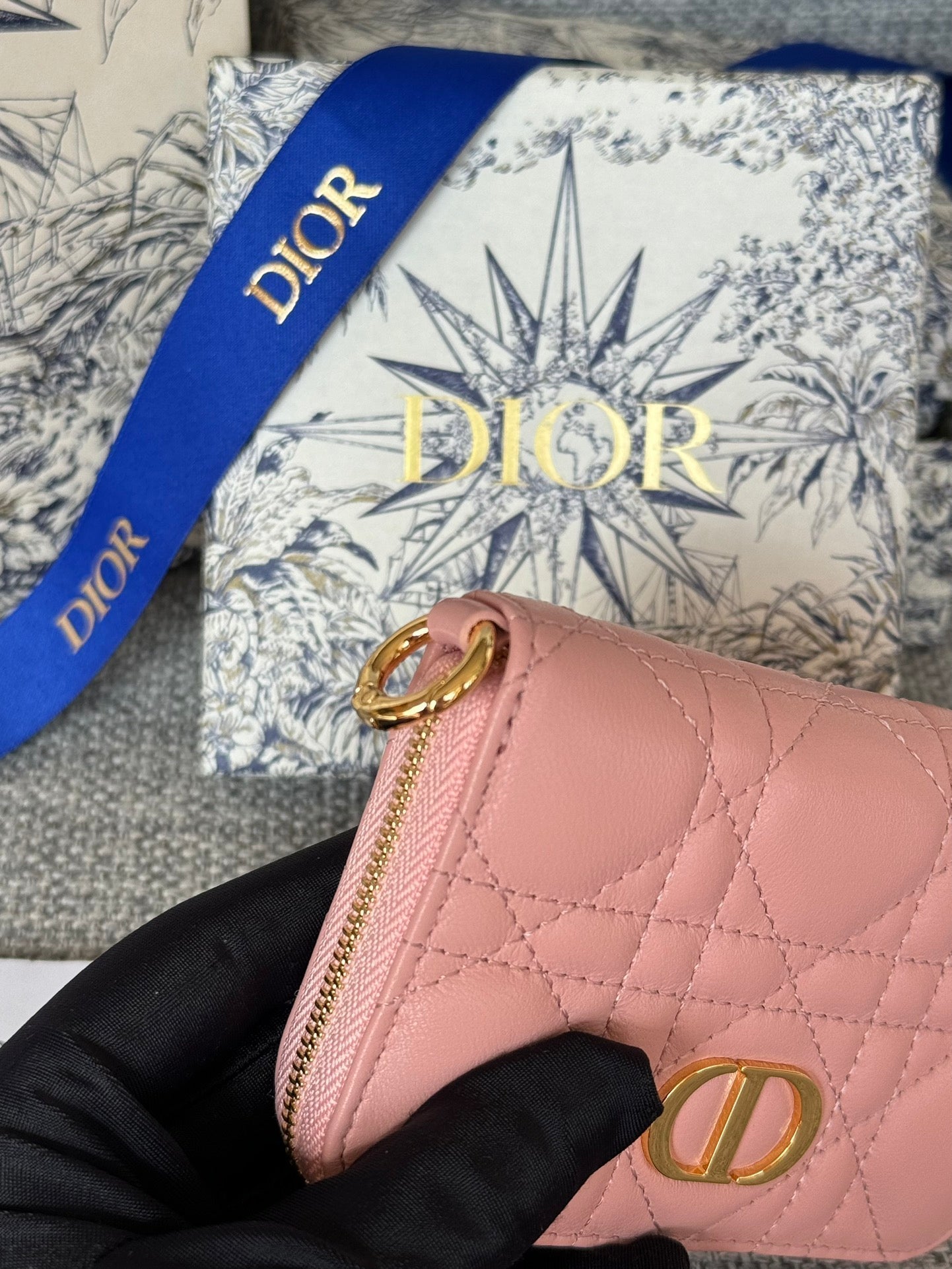 CD LOGO CARO 11CM COMPACT WALLET PINK CALFSKIN