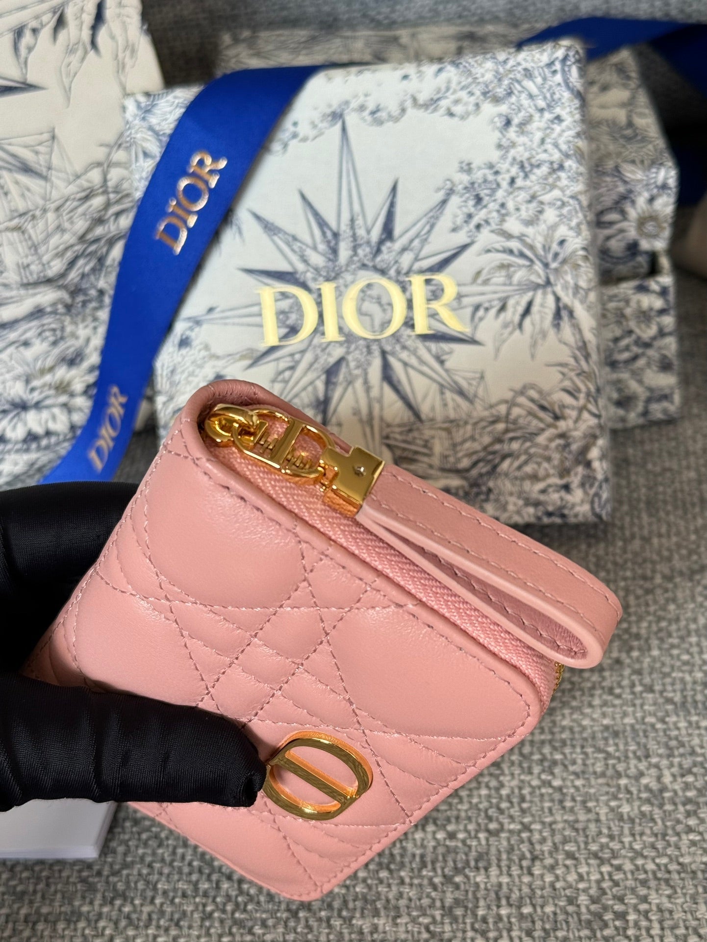CD LOGO CARO 11CM COMPACT WALLET PINK CALFSKIN