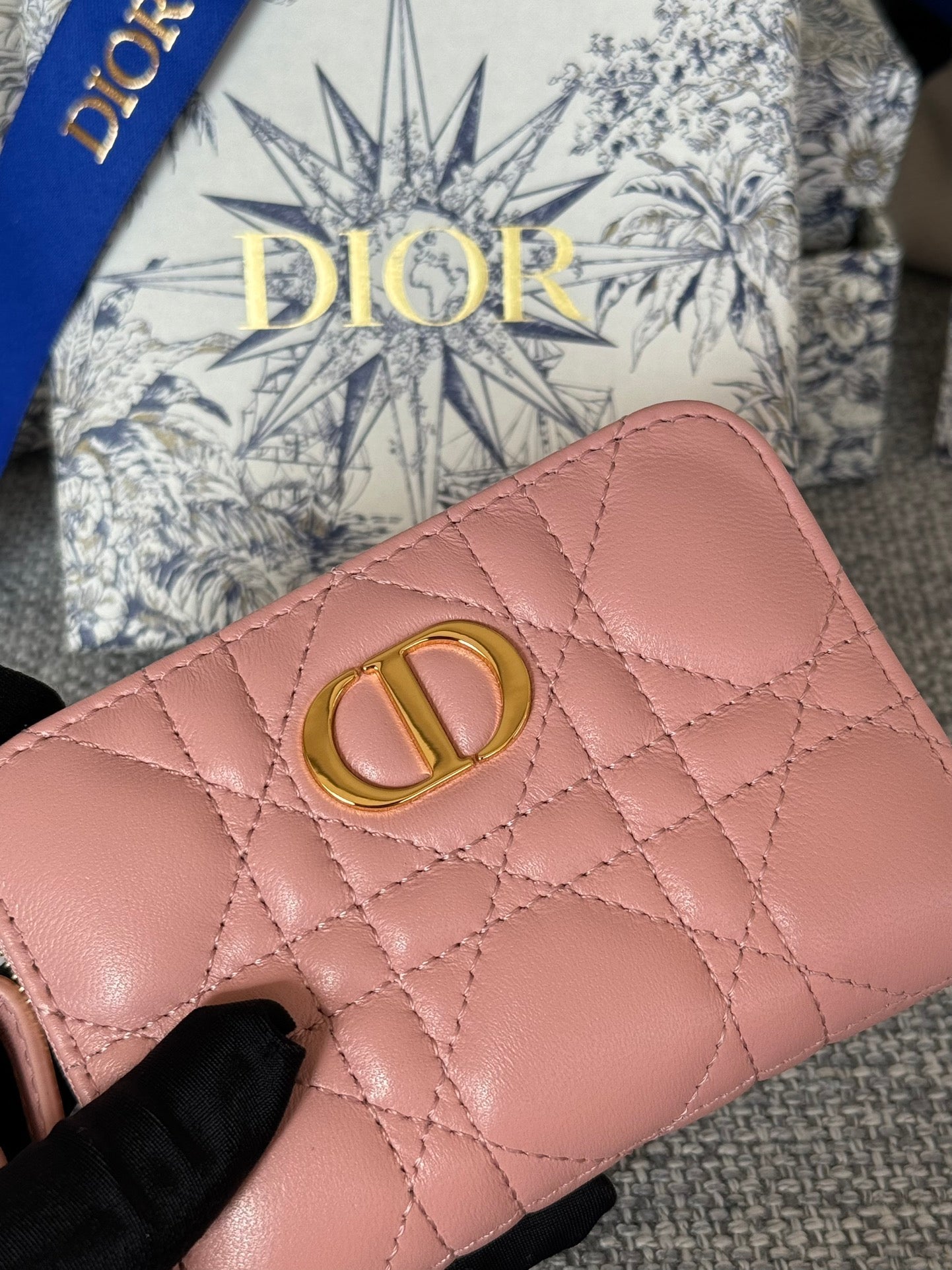 CD LOGO CARO 11CM COMPACT WALLET PINK CALFSKIN