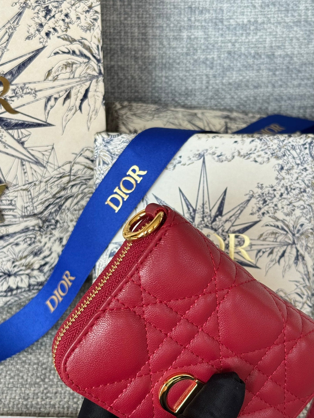 CD LOGO CARO 11CM COMPACT WALLET RED CALFSKIN