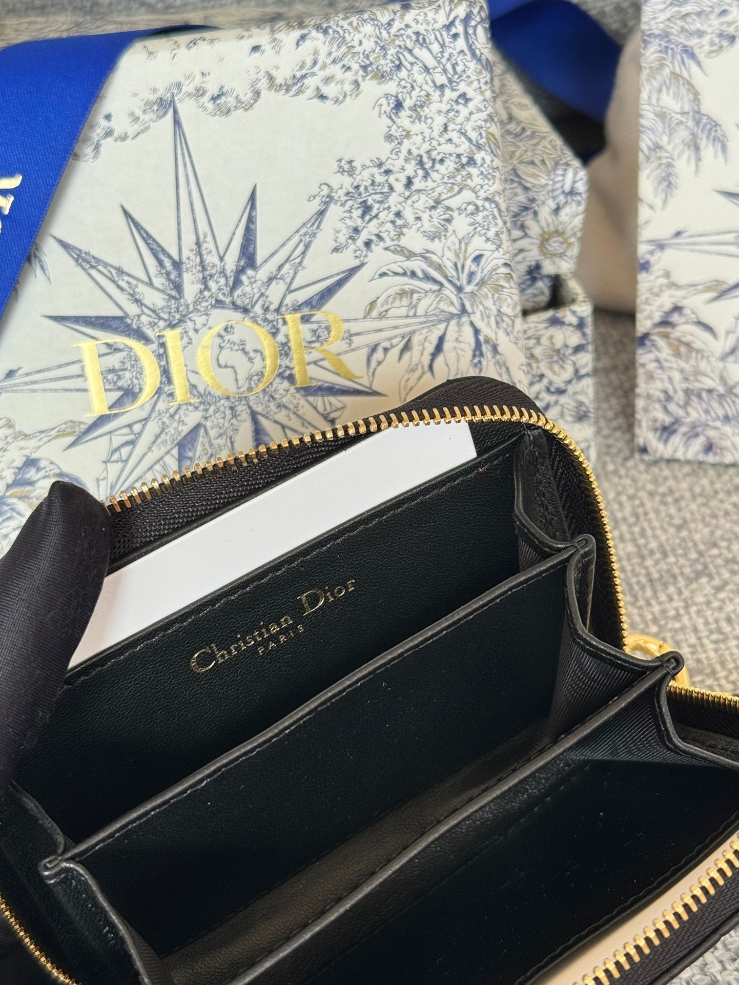 CD LOGO CARO 11CM COMPACT WALLET BLACK CALFSKIN