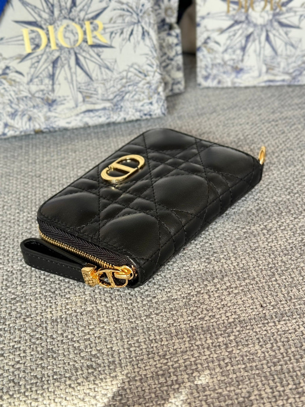 CD LOGO CARO 11CM COMPACT WALLET BLACK CALFSKIN