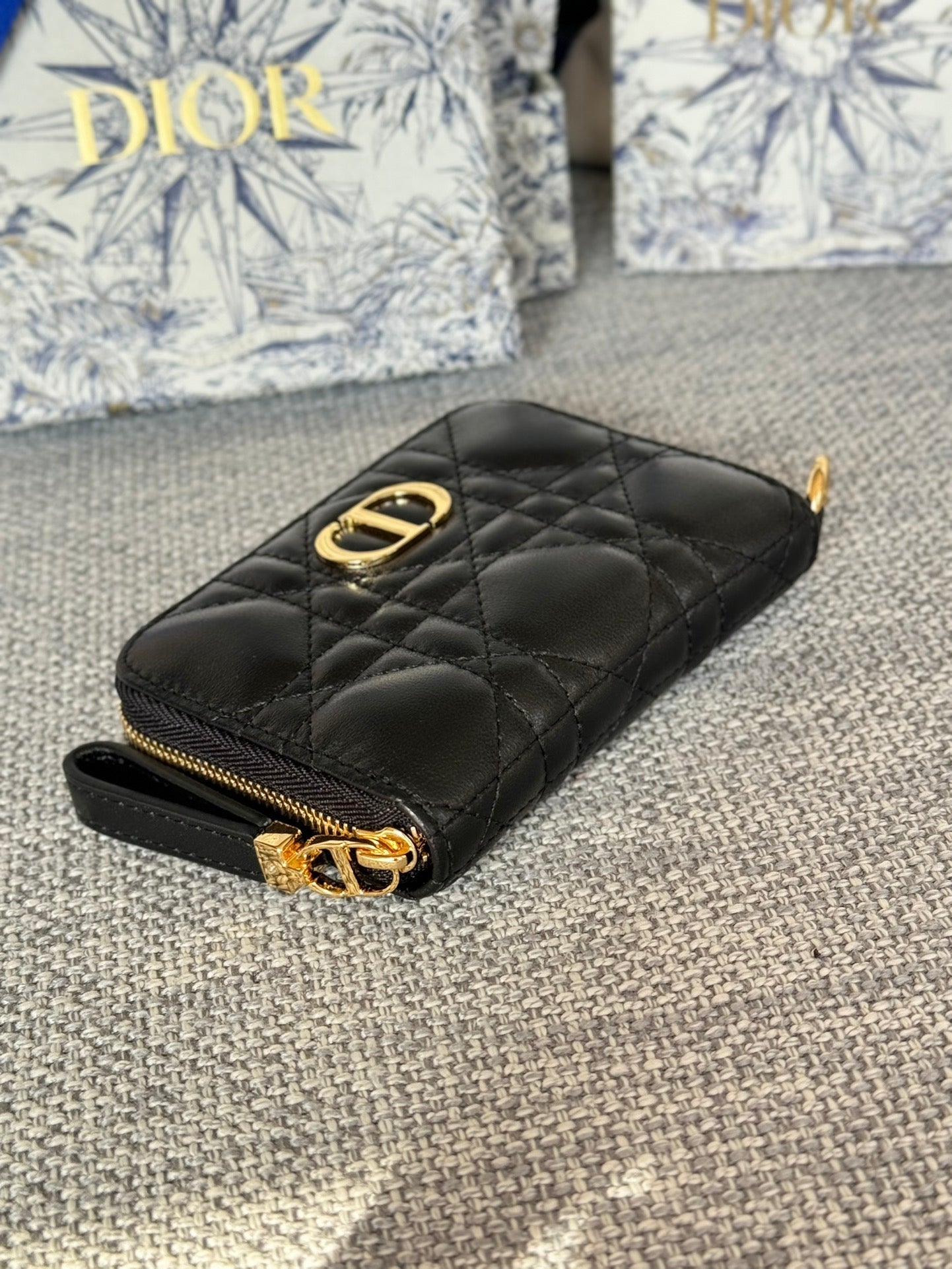 CD LOGO CARO 11CM COMPACT WALLET BLACK CALFSKIN