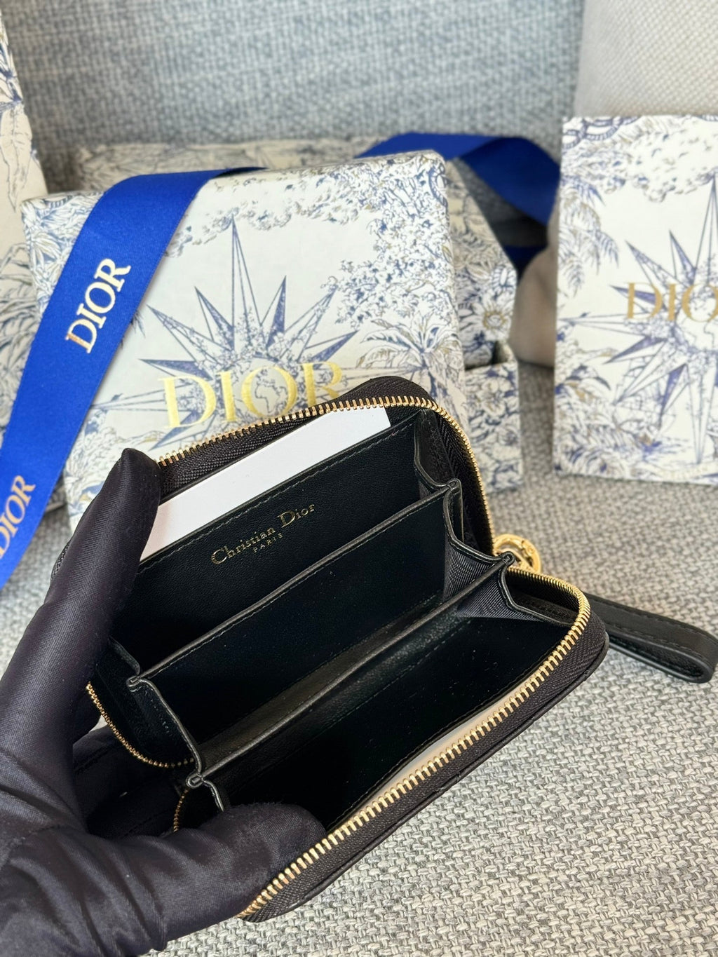 CD LOGO CARO 11CM COMPACT WALLET BLACK CALFSKIN