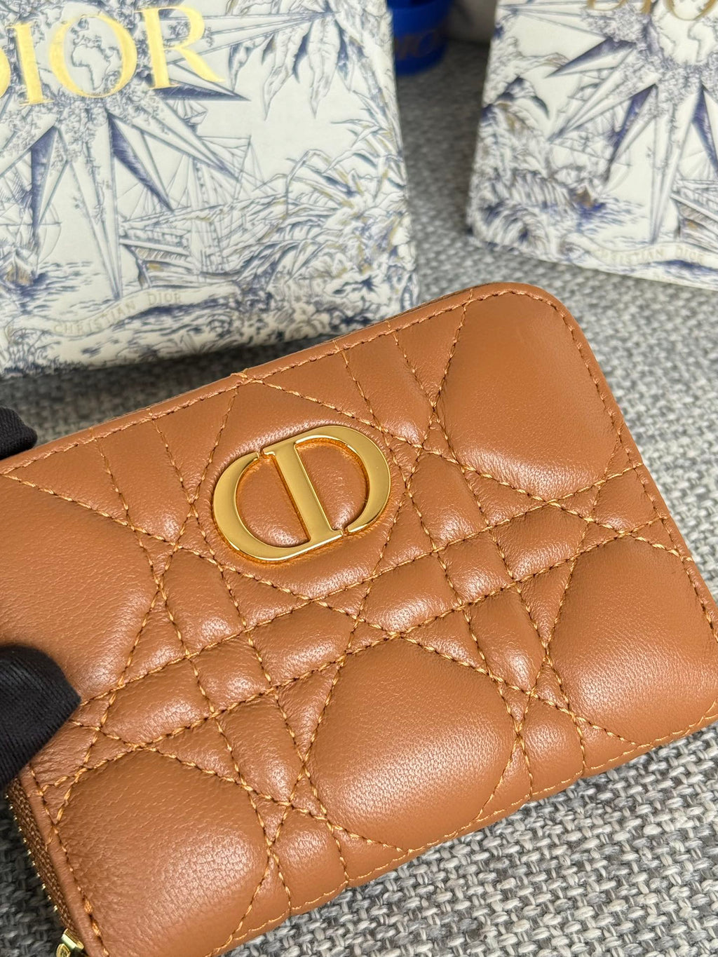 CD LOGO CARO 11CM COMPACT WALLET GOLD CALFSKIN
