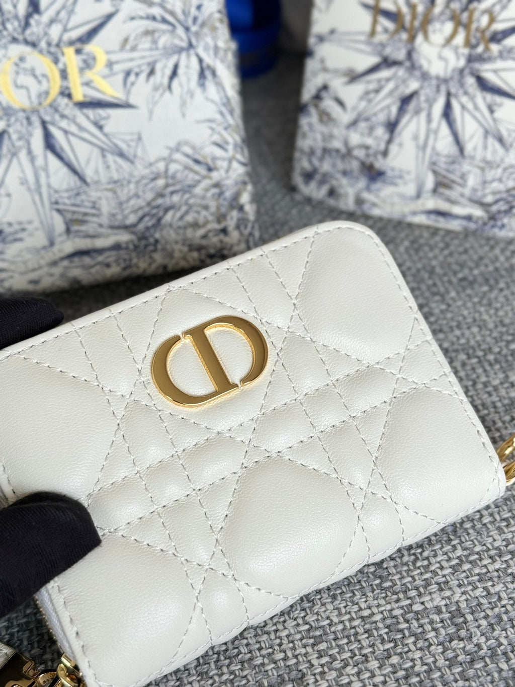 CD LOGO CARO 11CM COMPACT WALLET WHITE CALFSKIN