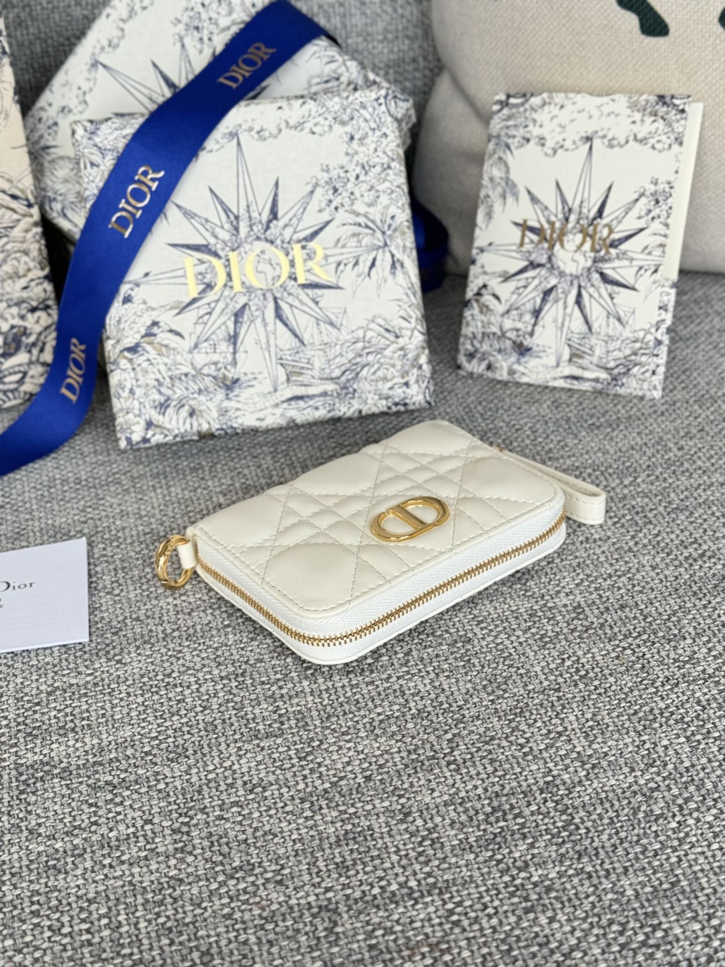 CD LOGO CARO 11CM COMPACT WALLET WHITE CALFSKIN