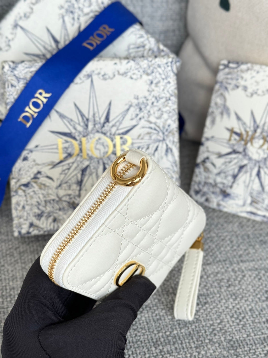 CD LOGO CARO 11CM COMPACT WALLET WHITE CALFSKIN