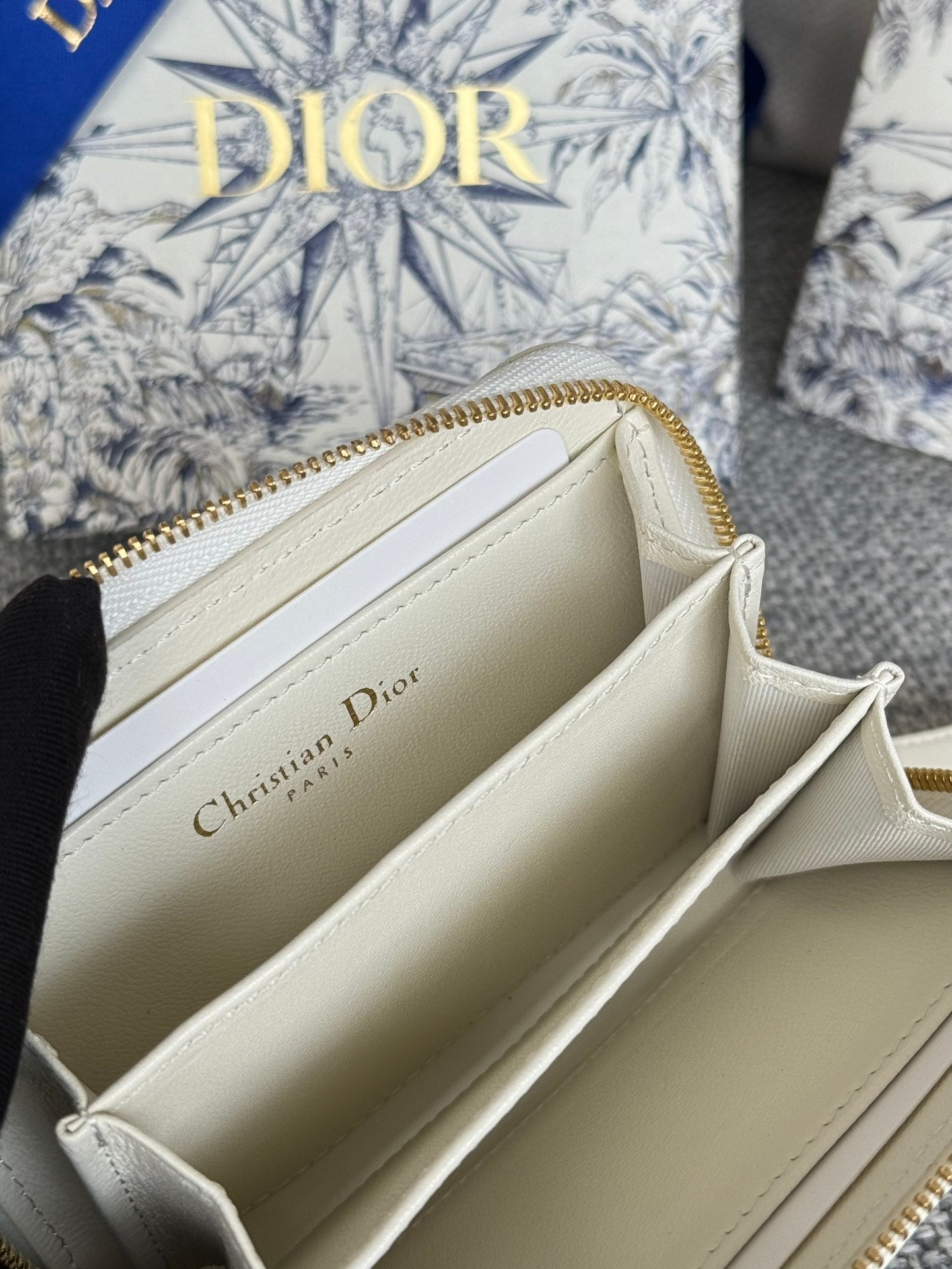 CD LOGO CARO 11CM COMPACT WALLET WHITE CALFSKIN