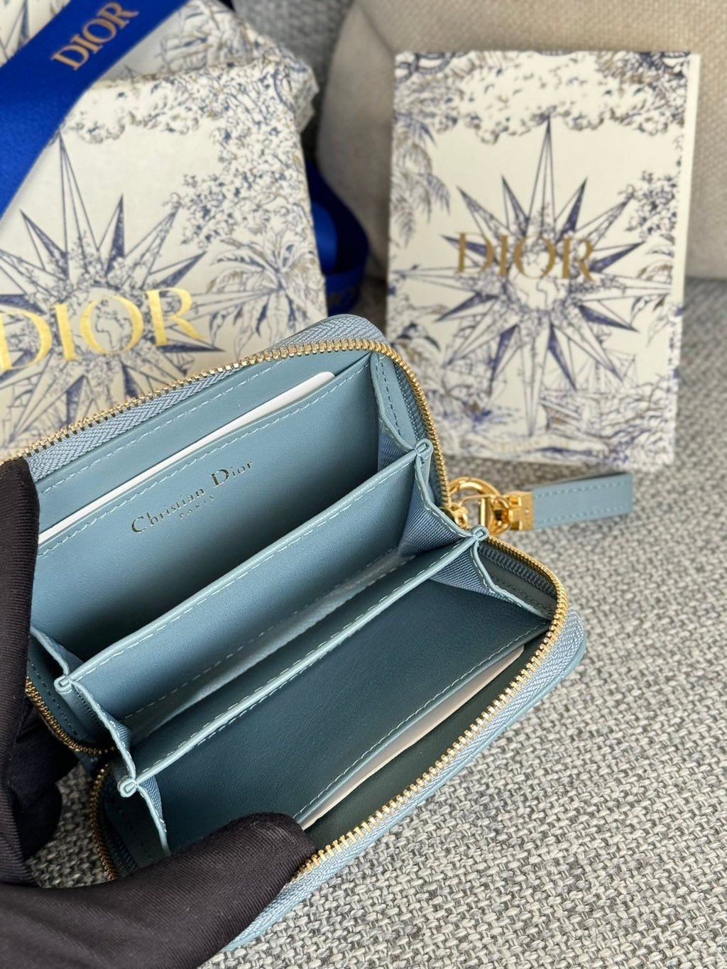 CD LOGO CARO 11CM COMPACT WALLET CLOUD BLUE CALFSKIN