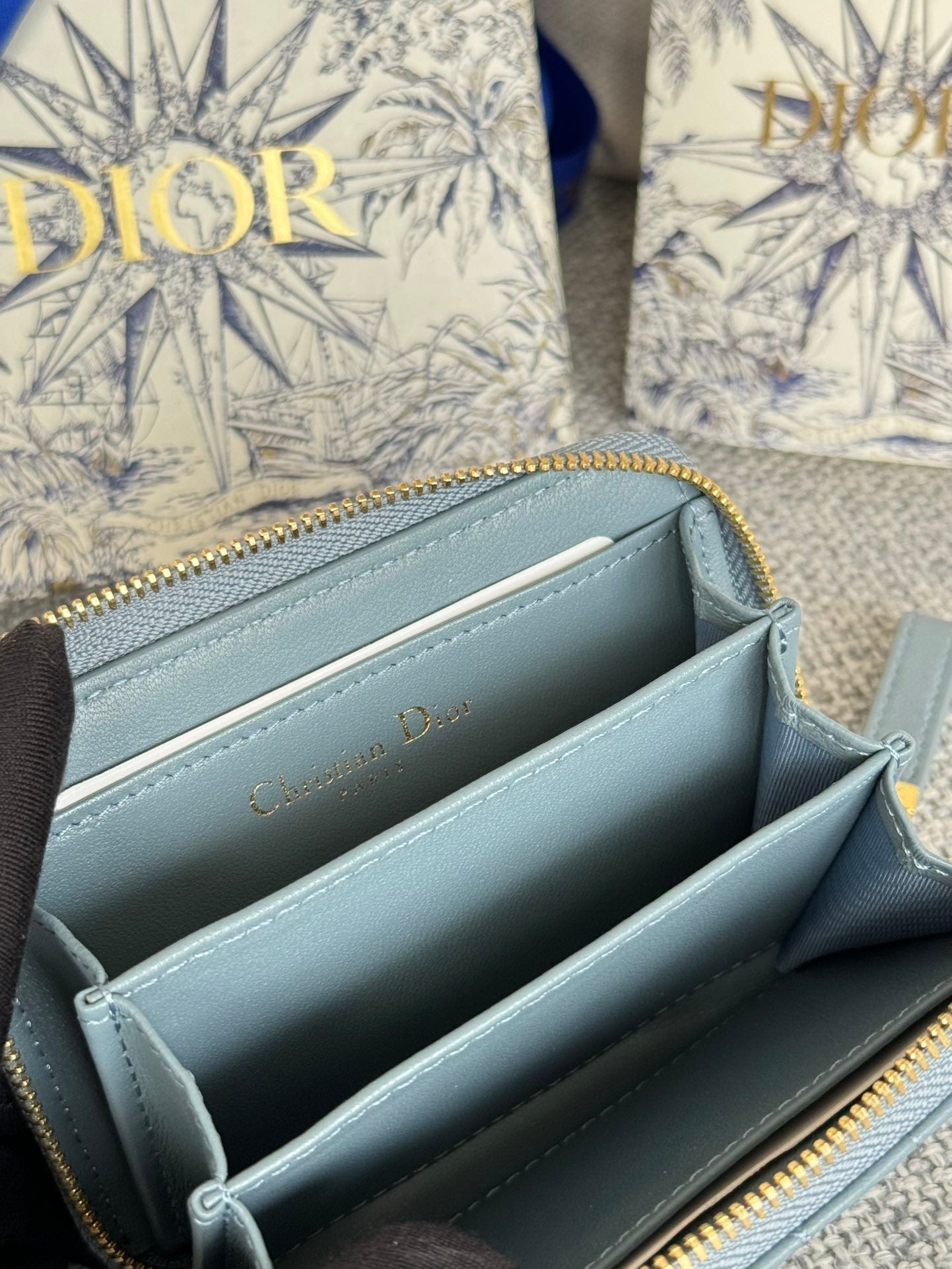 CD LOGO CARO 11CM COMPACT WALLET CLOUD BLUE CALFSKIN