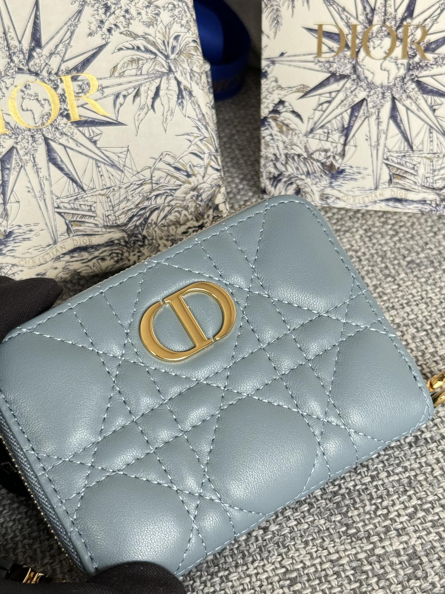 CD LOGO CARO 11CM COMPACT WALLET CLOUD BLUE CALFSKIN
